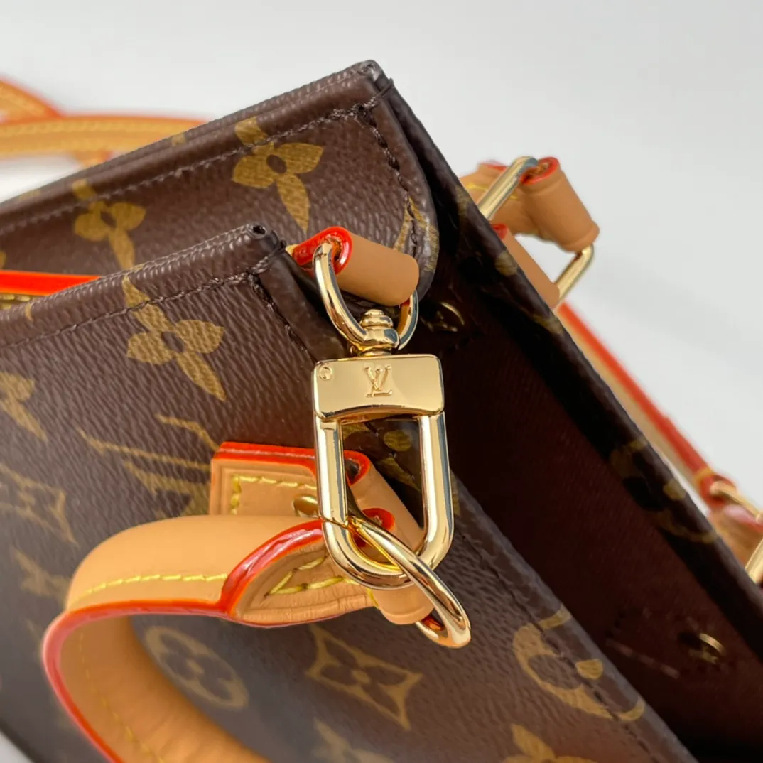P500 🇫🇷Transcoding chip, overseas original M81295, M69442 exclusive real shot! The Petit Sac Plat Bag is a pocket-sized version of Louis Vuitton's iconic Sac Plat bag in Monogram canvas, with top handles and a removable leather shoulder strap. The lightweight structure hides ample space to accommodate mobile phones and other daily needs. Size: 14×17×5cm