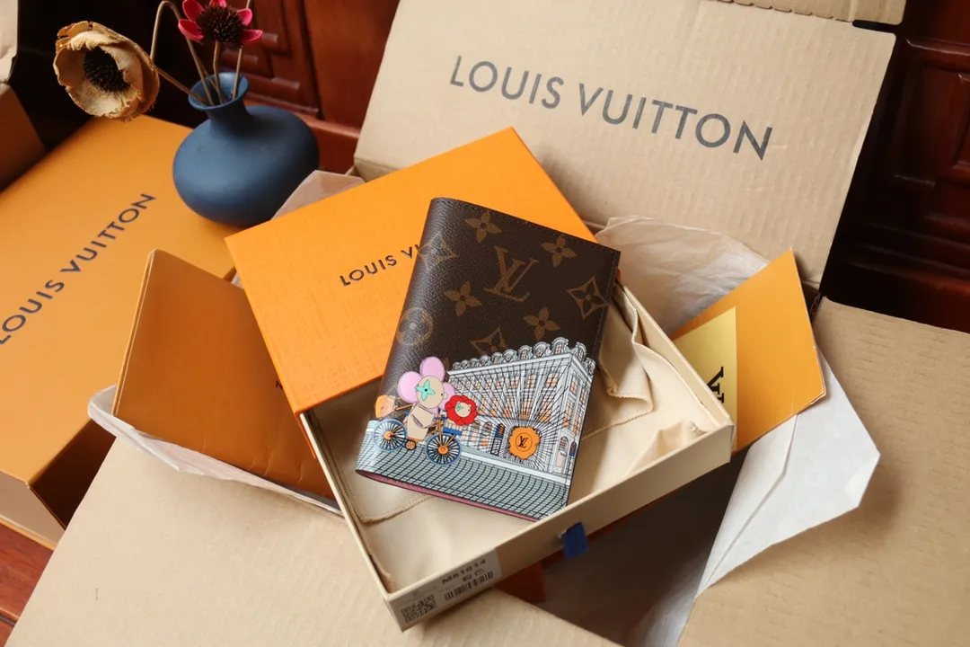 Original quality P260 M81635 Passport Case Vivienne Holidays 2022 Series Passport Case celebrates Louis Vuitton’s spirit of travel. The exclusive print captures the moment mascot Vivienne arrives at the Place Vendôme boutique, passing by the historic Column Vendôme. Monogram canvas combined with leather lining makes it a great collection or gift. 10 x 14 x 2.5 cm