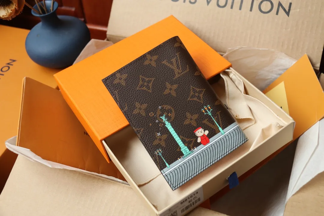 Original quality P260 M81635 Passport Case Vivienne Holidays 2022 Series Passport Case celebrates Louis Vuitton’s spirit of travel. The exclusive print captures the moment mascot Vivienne arrives at the Place Vendôme boutique, passing by the historic Column Vendôme. Monogram canvas combined with leather lining makes it a great collection or gift. 10 x 14 x 2.5 cm