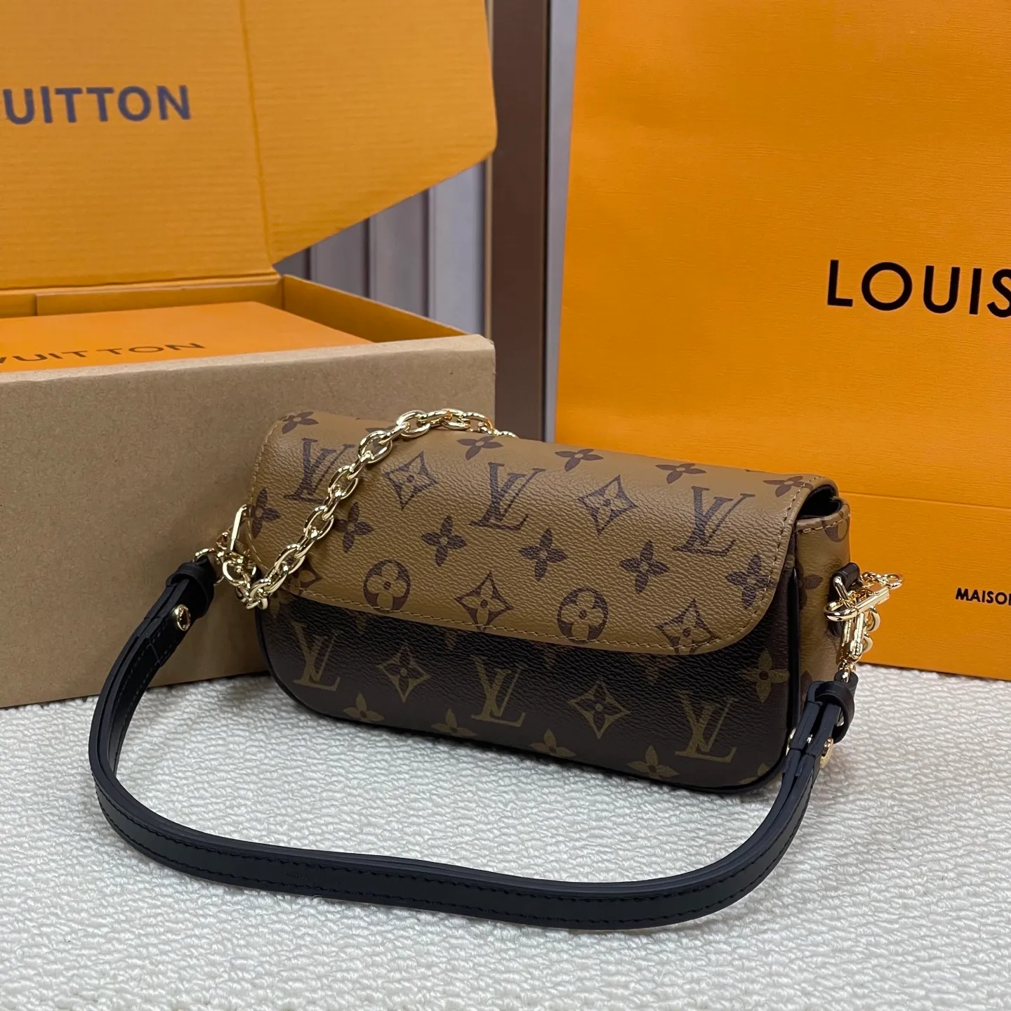 [Upgraded version] P460💰Upgraded version ·High quality·M26587🐶With complete packaging 💝Wallet On Chain Ivy handbag is made of Monogram canvas, inspired by the Sac Recoleta handbag of the 2000s. The card compartment and zippered inner pocket can accommodate daily needs, and the chain and adjustable leather shoulder strap are detachable, allowing for long and short shoulder and cross-body wear options. 🎉Dimensions: 23.5 x 12 x 4.3 cm