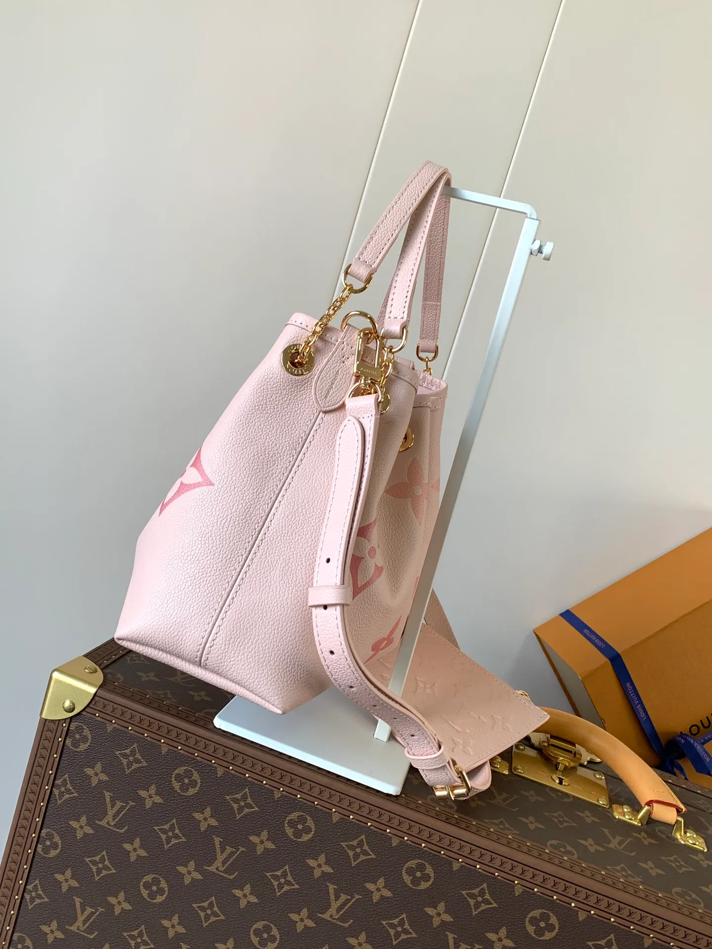 💰1200 (top layer leather) top original order M25453 apricot M47209 black M46492 pink M25452 white This Summer Bundle handbag is from the Dégradé series. The new drawstring design adds a summer atmosphere. The Monogram Empreinte embossed leather bag features a gradient tone to brighten any seasonal look. The double handles and detachable cross-body strap provide a variety of stylish carrying options, making it a great companion for travel day and night. 28.0 x 20.0 x 11.5 cm (Length x Height x Width) • Embossed soft cow leather • Cow leather trim • Microfiber • Metal hardware • Removable zipper bag • Strap: removable, adjustable • Strap dro cm • Strap drop max: 58.0 cm • Handle: Double handle