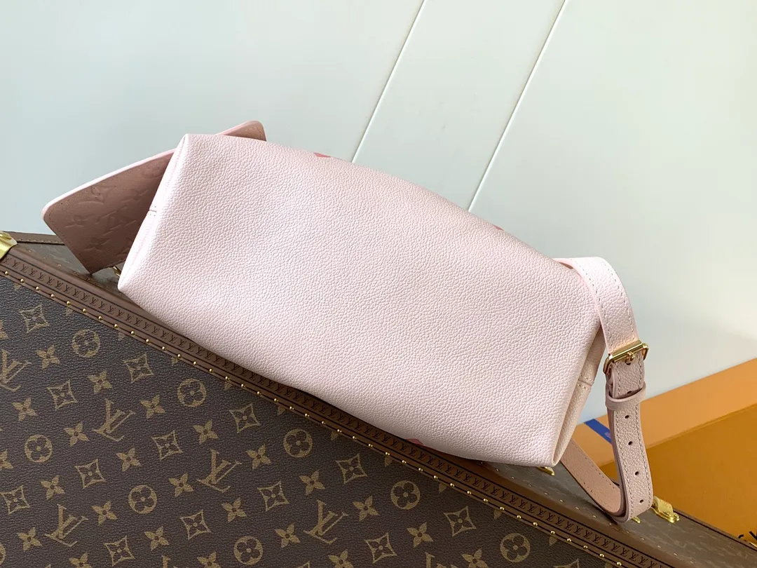 💰1200 (top layer leather) top original order M25453 apricot M47209 black M46492 pink M25452 white This Summer Bundle handbag is from the Dégradé series. The new drawstring design adds a summer atmosphere. The Monogram Empreinte embossed leather bag features a gradient tone to brighten any seasonal look. The double handles and detachable cross-body strap provide a variety of stylish carrying options, making it a great companion for travel day and night. 28.0 x 20.0 x 11.5 cm (Length x Height x Width) • Embossed soft cow leather • Cow leather trim • Microfiber • Metal hardware • Removable zipper bag • Strap: removable, adjustable • Strap dro cm • Strap drop max: 58.0 cm • Handle: Double handle