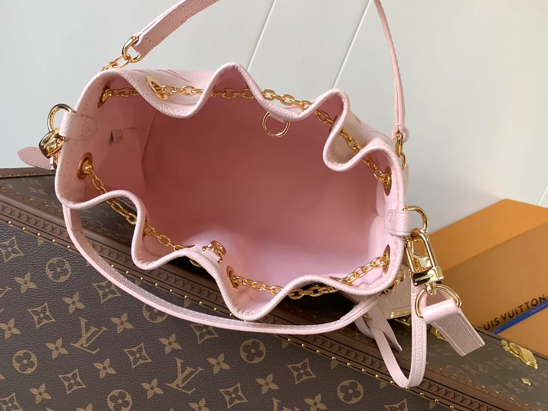 💰1200 (top layer leather) top original order M25453 apricot M47209 black M46492 pink M25452 white This Summer Bundle handbag is from the Dégradé series. The new drawstring design adds a summer atmosphere. The Monogram Empreinte embossed leather bag features a gradient tone to brighten any seasonal look. The double handles and detachable cross-body strap provide a variety of stylish carrying options, making it a great companion for travel day and night. 28.0 x 20.0 x 11.5 cm (Length x Height x Width) • Embossed soft cow leather • Cow leather trim • Microfiber • Metal hardware • Removable zipper bag • Strap: removable, adjustable • Strap dro cm • Strap drop max: 58.0 cm • Handle: Double handle