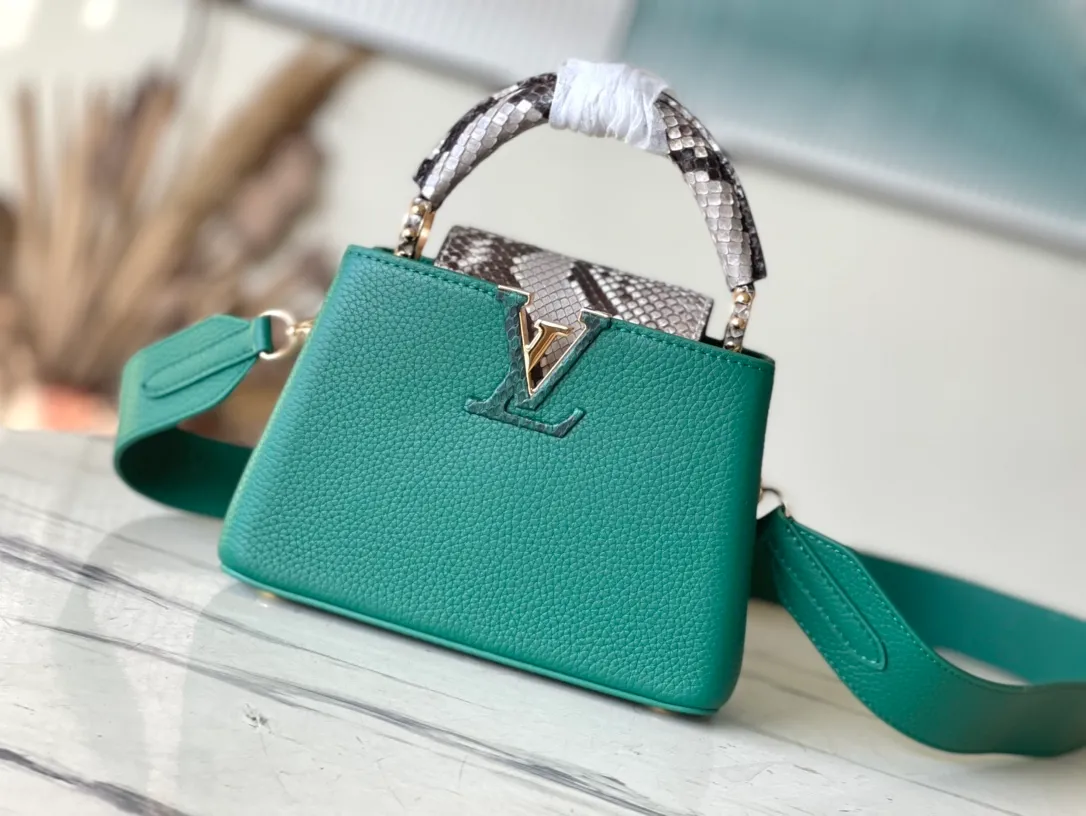 💰2260 (Special Grade Original Leather) N80931/M48865 Green Snake Shoulder This Capucines mini handbag is exquisitely constructed with full-grain Taurillon leather. It is equipped with a top handle, two-way flap and a logo outlined in luster python leather, making it a gorgeous choice for day and night. The detachable wide shoulder strap allows for an avant-garde look when worn on the shoulder or crossbody. Size: 21 *14 * 8cm