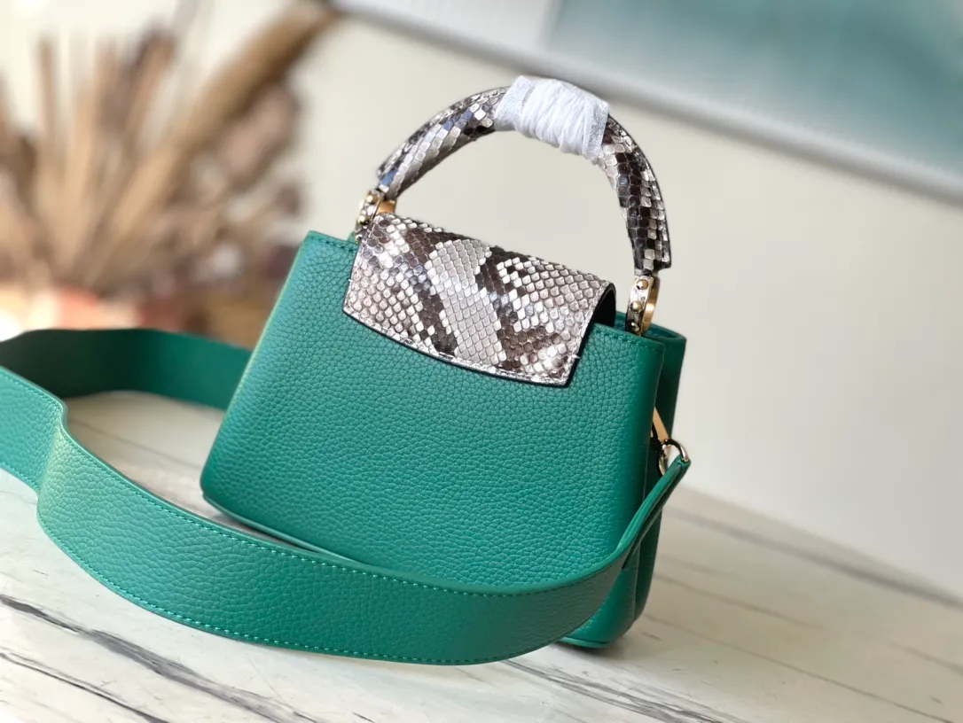 💰2260 (Special Grade Original Leather) N80931/M48865 Green Snake Shoulder This Capucines mini handbag is exquisitely constructed with full-grain Taurillon leather. It is equipped with a top handle, two-way flap and a logo outlined in luster python leather, making it a gorgeous choice for day and night. The detachable wide shoulder strap allows for an avant-garde look when worn on the shoulder or crossbody. Size: 21 *14 * 8cm