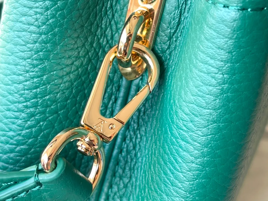 💰2260 (Special Grade Original Leather) N80931/M48865 Green Snake Shoulder This Capucines mini handbag is exquisitely constructed with full-grain Taurillon leather. It is equipped with a top handle, two-way flap and a logo outlined in luster python leather, making it a gorgeous choice for day and night. The detachable wide shoulder strap allows for an avant-garde look when worn on the shoulder or crossbody. Size: 21 *14 * 8cm