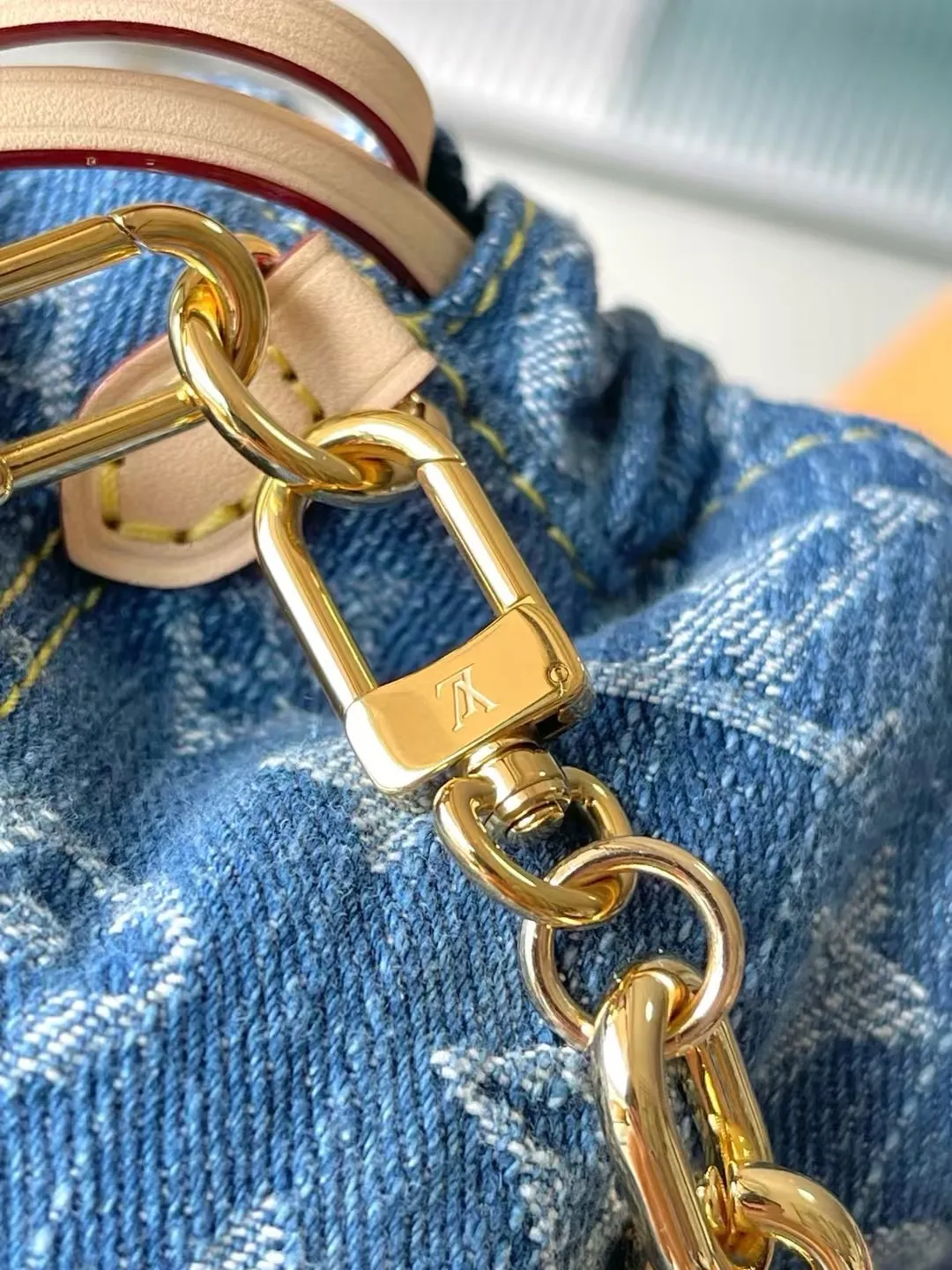 💰900 Top Original M83043 This NanoNoe backpack is made of cotton with trendy denim tones, and the classic Monogram pattern is laid out on it, which contrasts with the leather trim and dazzling chain. The LV inscription decoration on the drawstring opening and closing reveals a fun style and pays tribute to the brand's long heritage. Dimensions: 20.5 × 17.5 × 8.8 cm