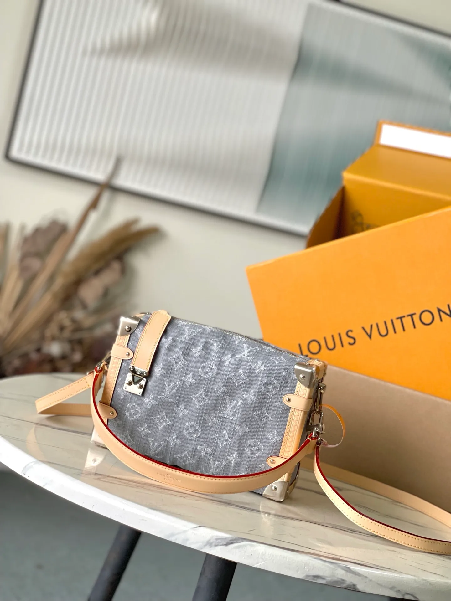 💰1140 (steel hardware) top original order M13285 This SideTrunk medium handbag reinterprets the Monogram Denim pattern born in 2005 with a unique bleached effect, subtly paying tribute to Louis Vuitton's classic luggage design. Yingze metal hardware, hard-case-style corners and S-lock locks highlight the smooth structure, and the leather trim injects visual contrast. There is ample space to easily store daily needs. Dimensions: 23.5 × 16 × 8.5 cm