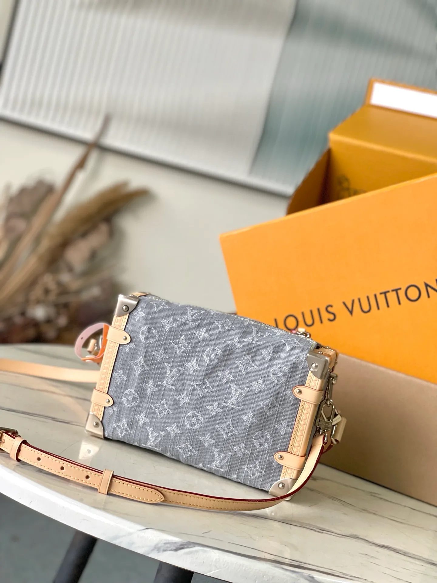 💰1140 (steel hardware) top original order M13285 This SideTrunk medium handbag reinterprets the Monogram Denim pattern born in 2005 with a unique bleached effect, subtly paying tribute to Louis Vuitton's classic luggage design. Yingze metal hardware, hard-case-style corners and S-lock locks highlight the smooth structure, and the leather trim injects visual contrast. There is ample space to easily store daily needs. Dimensions: 23.5 × 16 × 8.5 cm