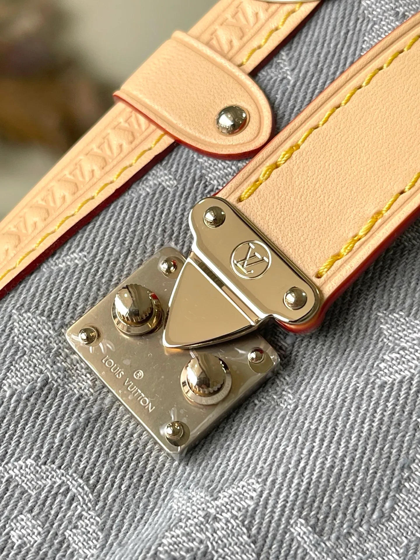 💰1140 (steel hardware) top original order M13285 This SideTrunk medium handbag reinterprets the Monogram Denim pattern born in 2005 with a unique bleached effect, subtly paying tribute to Louis Vuitton's classic luggage design. Yingze metal hardware, hard-case-style corners and S-lock locks highlight the smooth structure, and the leather trim injects visual contrast. There is ample space to easily store daily needs. Dimensions: 23.5 × 16 × 8.5 cm
