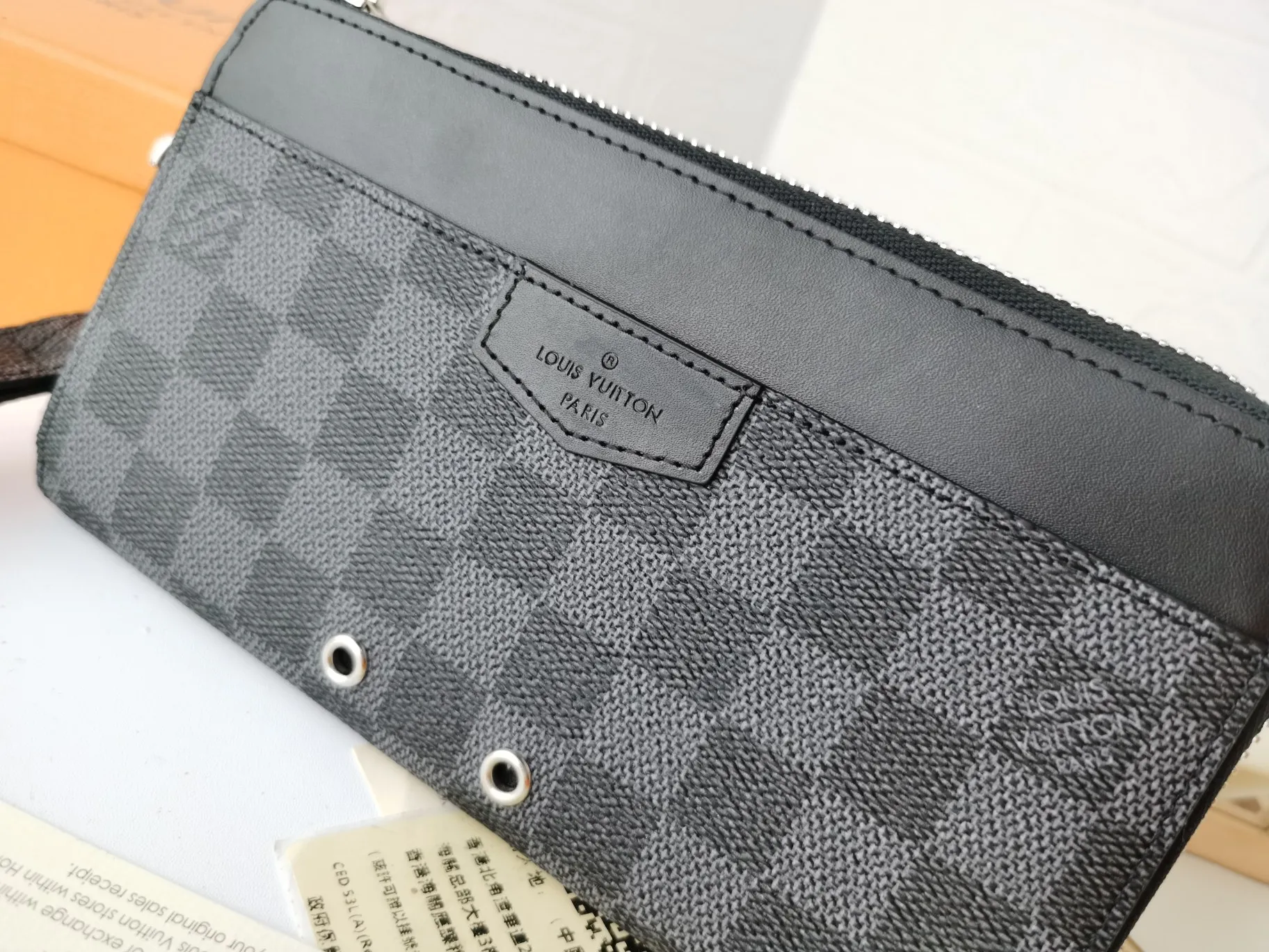 P160💰Top original version💎【Real shot with home background】Zippy Dragonne zipper wallet M69037# Pays tribute to Louis Vuitton's tradition of traveling and making suitcases. The wallet is decorated with travel-style patches and the Louis Vuitton logo. With its compact interior and simple design, this wallet is ideal for everyday use. 19.0x11.0x3.5cm