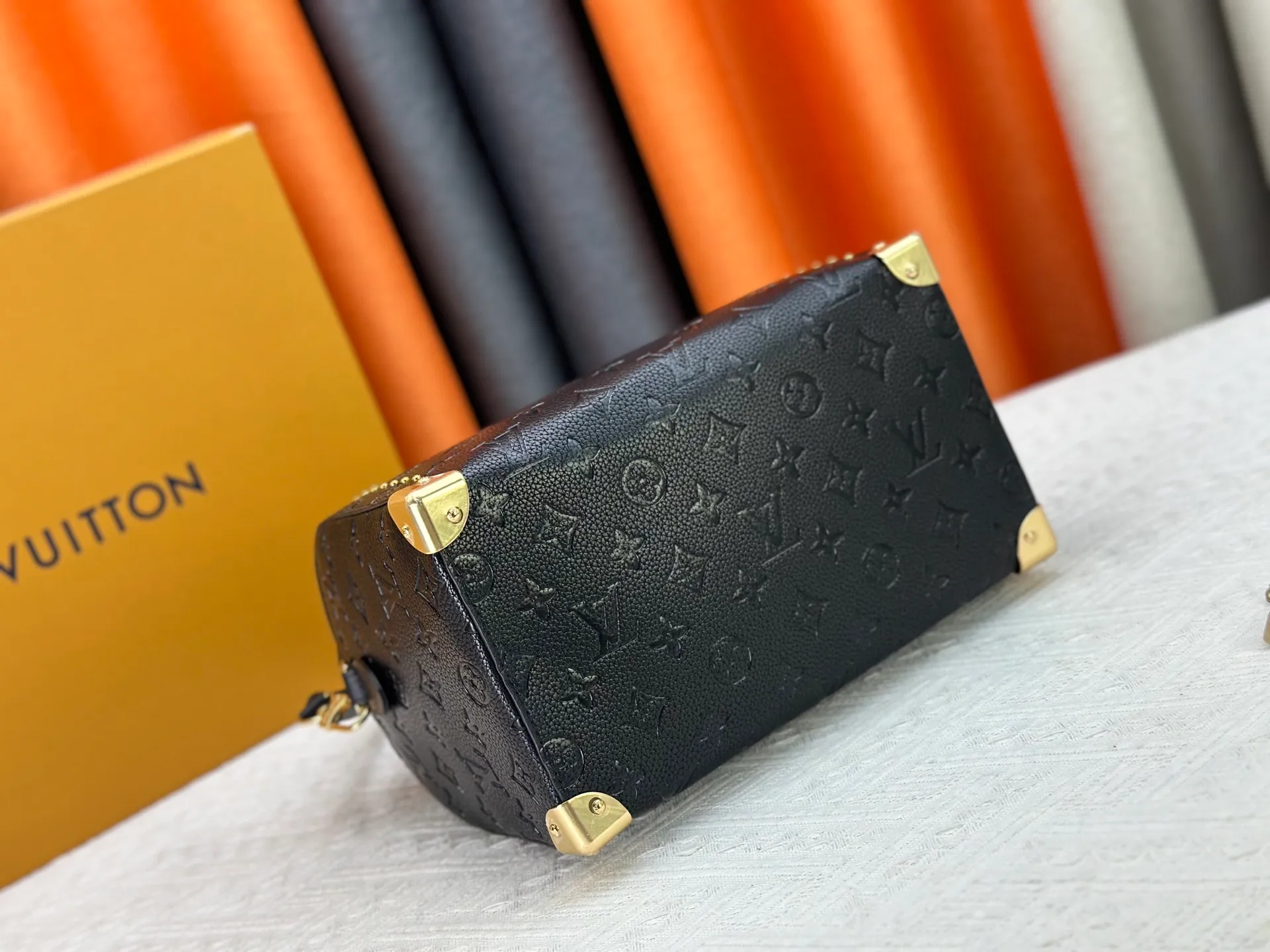 P300 Original M46881 M26181 LV Pillow This Season Louis Vuitton Show Style LV2025 Early Spring Series] Cool Black Leather and Small Presbyopia Fashionistas, are you ready for the LV2025 Early Spring Series? This season, Louis Vuitton brings us the perfect combination of cool black leather and small presbyopia, showing a unique fashion attitude. Size: 27/20/15