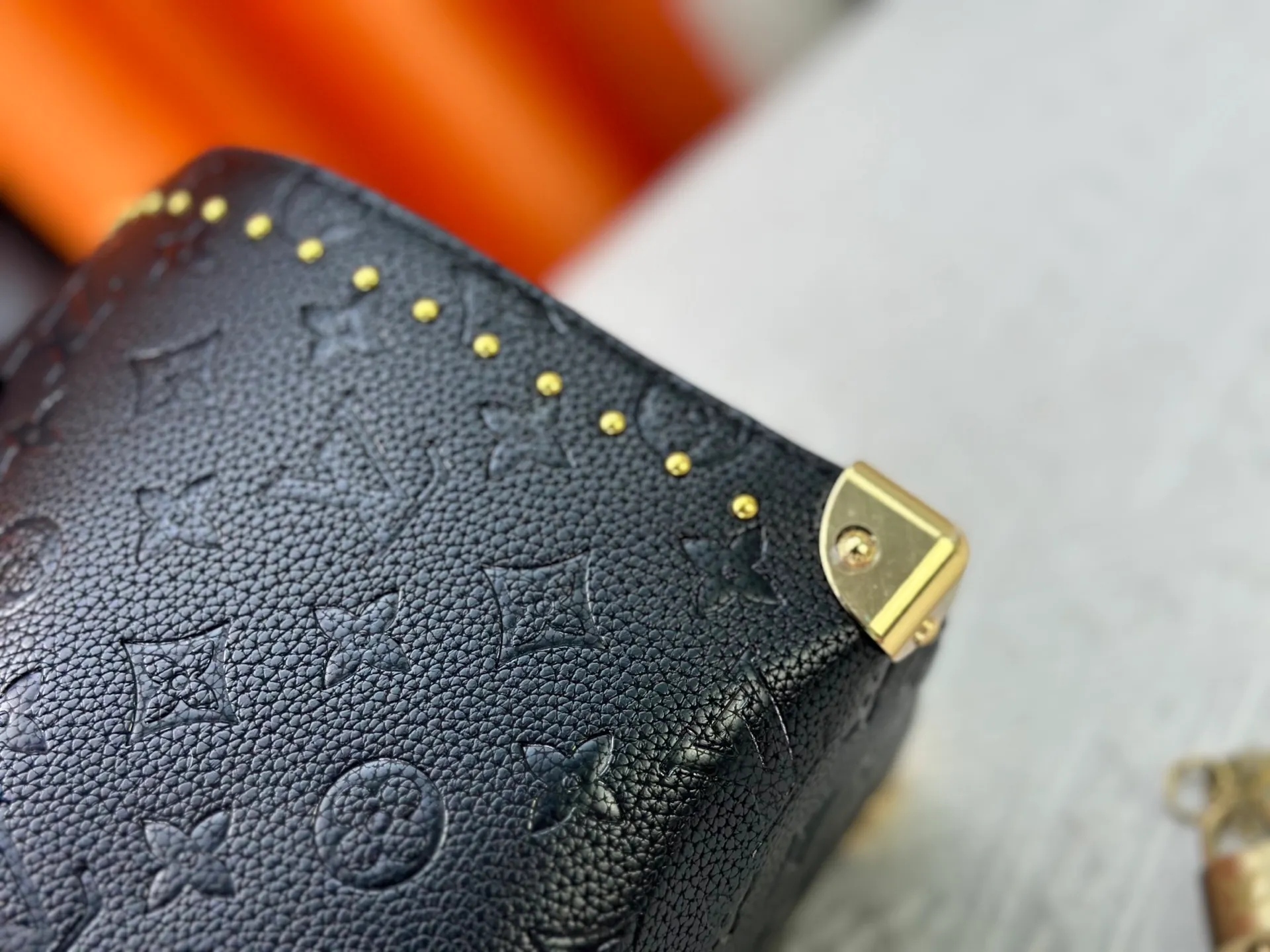 P300 Original M46881 M26181 LV Pillow This Season Louis Vuitton Show Style LV2025 Early Spring Series] Cool Black Leather and Small Presbyopia Fashionistas, are you ready for the LV2025 Early Spring Series? This season, Louis Vuitton brings us the perfect combination of cool black leather and small presbyopia, showing a unique fashion attitude. Size: 27/20/15