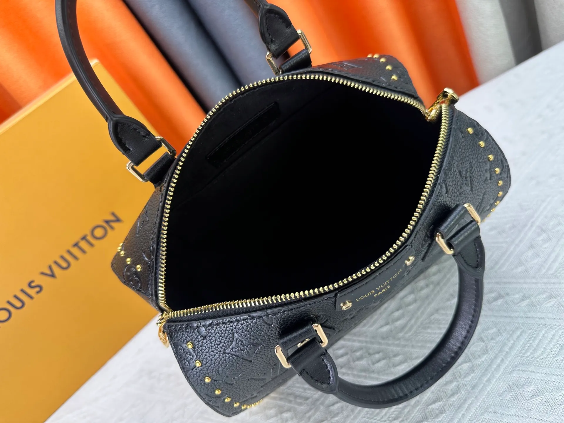 P300 Original M46881 M26181 LV Pillow This Season Louis Vuitton Show Style LV2025 Early Spring Series] Cool Black Leather and Small Presbyopia Fashionistas, are you ready for the LV2025 Early Spring Series? This season, Louis Vuitton brings us the perfect combination of cool black leather and small presbyopia, showing a unique fashion attitude. Size: 27/20/15