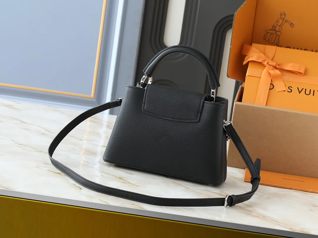 💰420💰Guangzhou goods Upgraded original M12345 M12346 M12279 M11908 M11906 This Capucines BB handbag is from the Trilogy series, using Taurillon cow leather and dazzling metal parts to convey elegant style. The gorgeous chain is embellished with a mini padlock and an enamel Monogram flower. The flap can be placed externally or internally to open multiple pockets. The sophisticated design allows for a variety of carrying experiences. Dimensions: 27.0 x 17.3 x 9.0 cm (length x height x width)