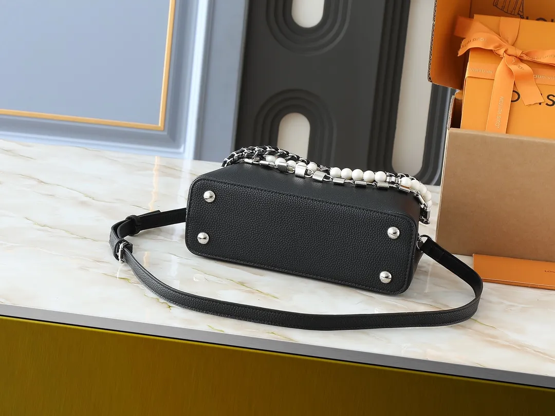 💰420💰Guangzhou goods Upgraded original M12345 M12346 M12279 M11908 M11906 This Capucines BB handbag is from the Trilogy series, using Taurillon cow leather and dazzling metal parts to convey elegant style. The gorgeous chain is embellished with a mini padlock and an enamel Monogram flower. The flap can be placed externally or internally to open multiple pockets. The sophisticated design allows for a variety of carrying experiences. Dimensions: 27.0 x 17.3 x 9.0 cm (length x height x width)