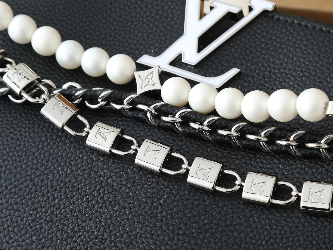 💰420💰Guangzhou goods Upgraded original M12345 M12346 M12279 M11908 M11906 This Capucines BB handbag is from the Trilogy series, using Taurillon cow leather and dazzling metal parts to convey elegant style. The gorgeous chain is embellished with a mini padlock and an enamel Monogram flower. The flap can be placed externally or internally to open multiple pockets. The sophisticated design allows for a variety of carrying experiences. Dimensions: 27.0 x 17.3 x 9.0 cm (length x height x width)