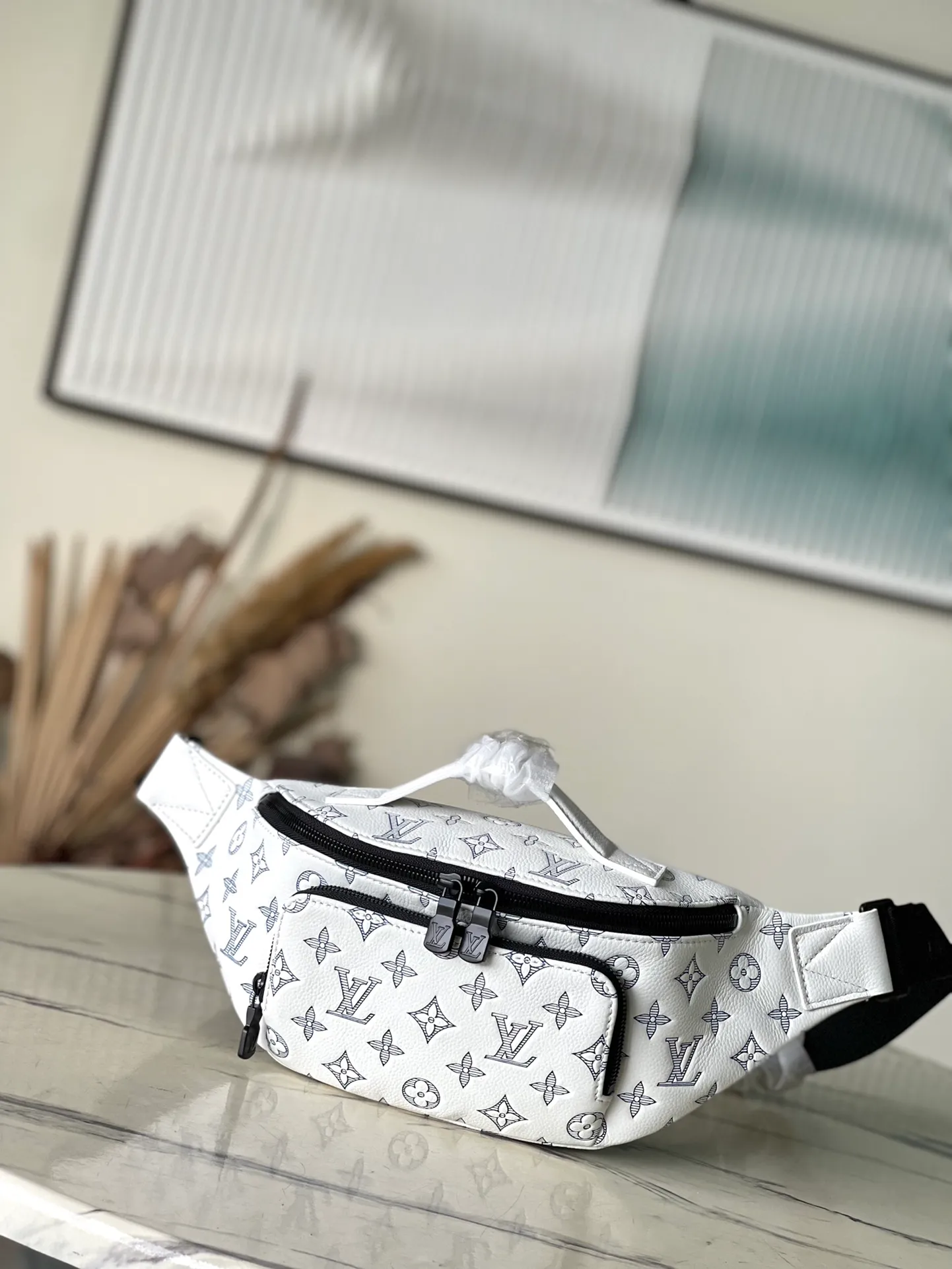 💰1240 (top-grain leather) top original order M25227 This Rush waist bag is made of Monogram Shadow cow leather to create a close-fitting structure. Its zippered front pocket allows easy access to mobile phones, keys and cards. The adjustable strap fastens with a sliding hook, making it easy to wear around the waist, on the shoulder or across the body, and the leather handles add handheld options and a sporty look. Dimensions: 30 × 15 × 8 cm