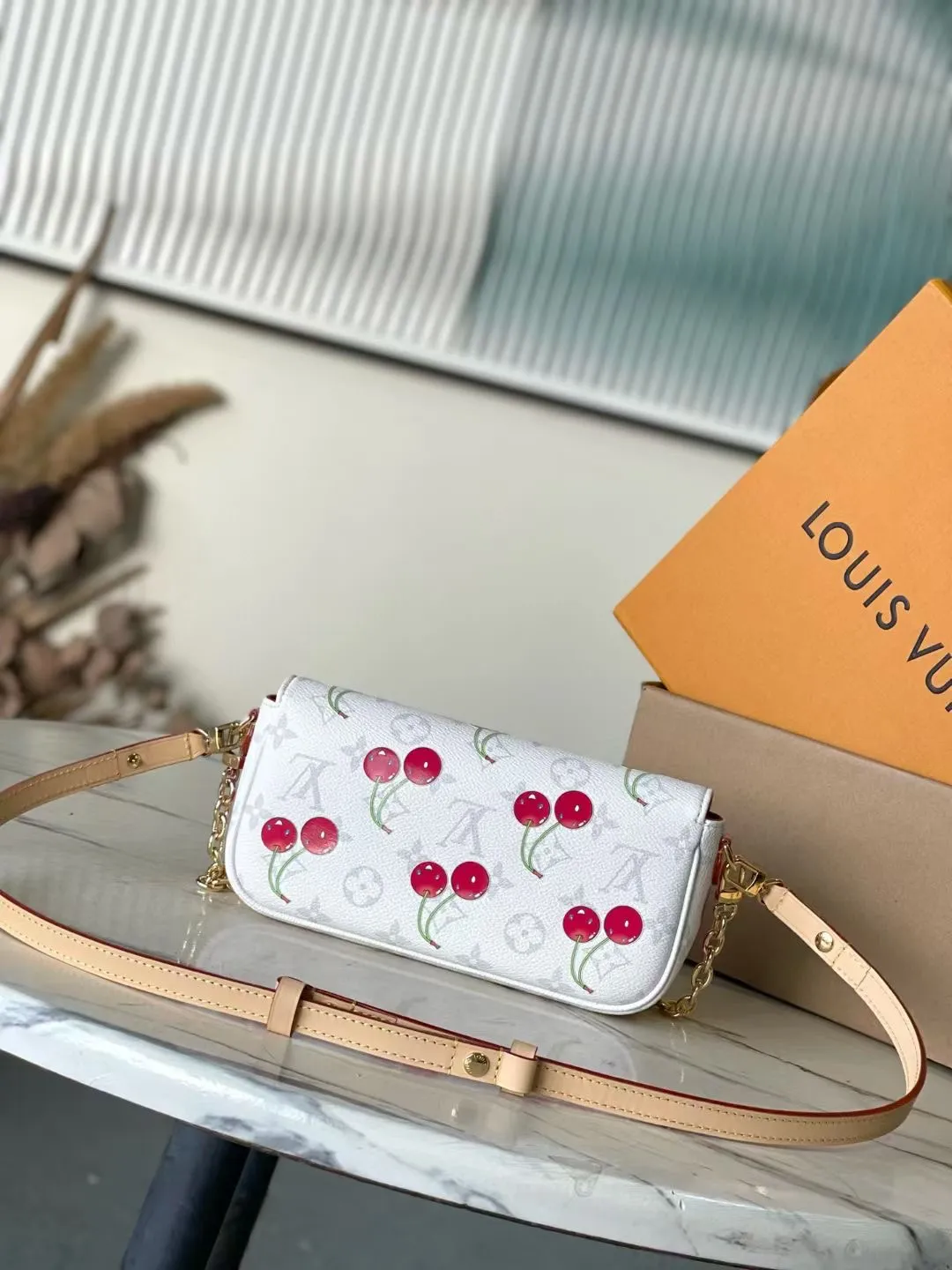 💰760 Top original order M14239 This Wallet On Chain Ivy handbag continues the personality narrative of the 2000s and happily joins the Louis Vuitton × Murakami replica series. Monogram canvas cleverly accentuates the bright colors of the cherry pattern, unleashing the kawaii power in the Japanese artist's mind. Leather strap and chain allow for easy shoulder carry. Dimensions: 23.5 × 12 × 4.3 cm