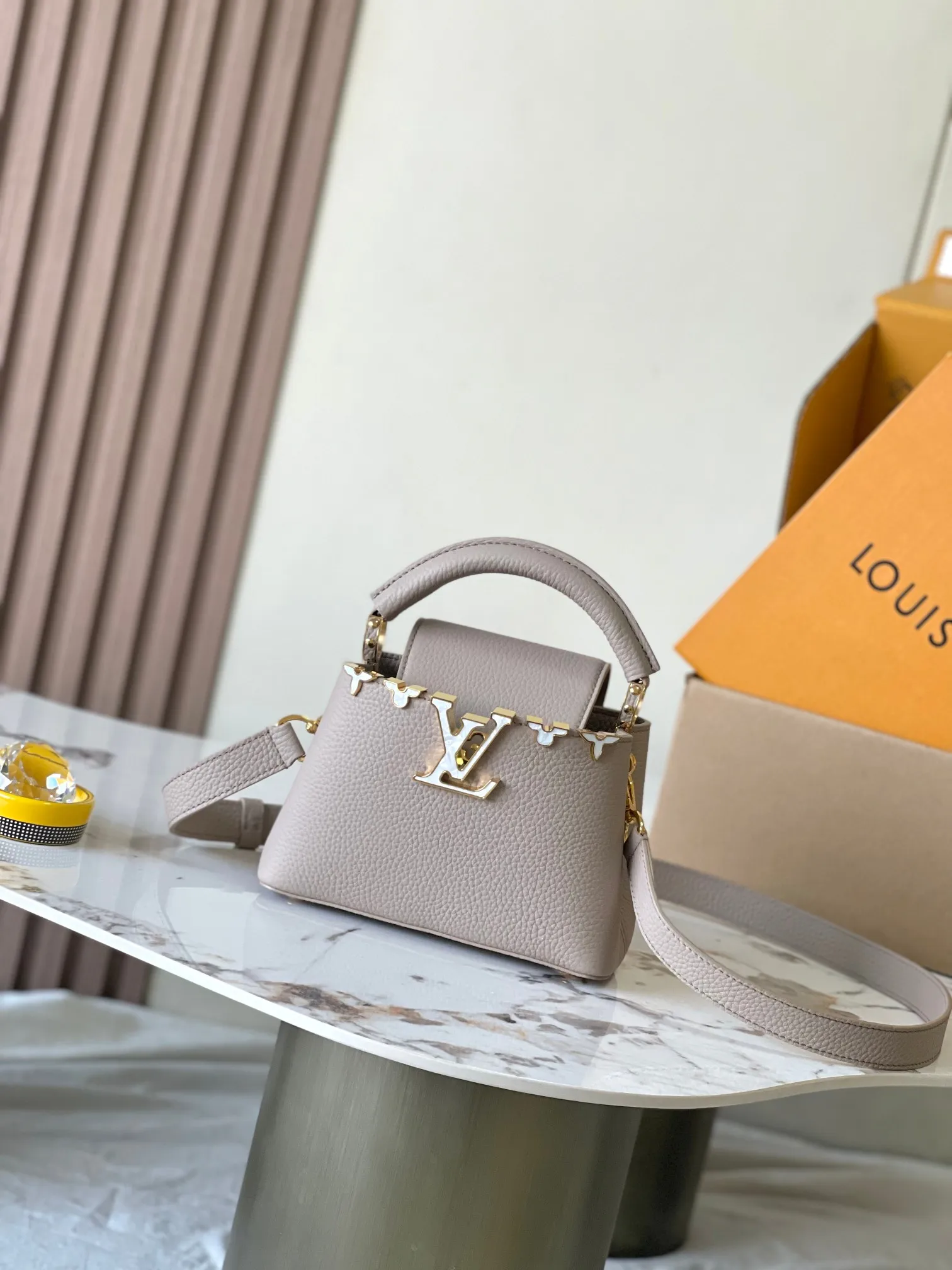 p4000 [Special grade MB chip version original leather] Capucines mini model: M11341 elephant gray shell buckle dynamic chip version Material: A-grade all-steel hardware, imported original fabric Packaging: full set of original duty-free MB packaging Size: 21*14*8CM