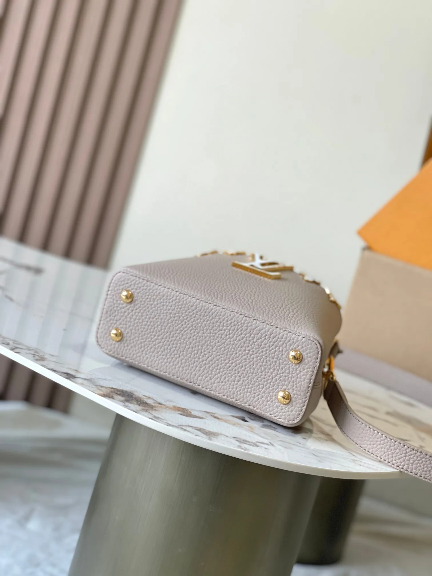 p4000 [Special grade MB chip version original leather] Capucines mini model: M11341 elephant gray shell buckle dynamic chip version Material: A-grade all-steel hardware, imported original fabric Packaging: full set of original duty-free MB packaging Size: 21*14*8CM