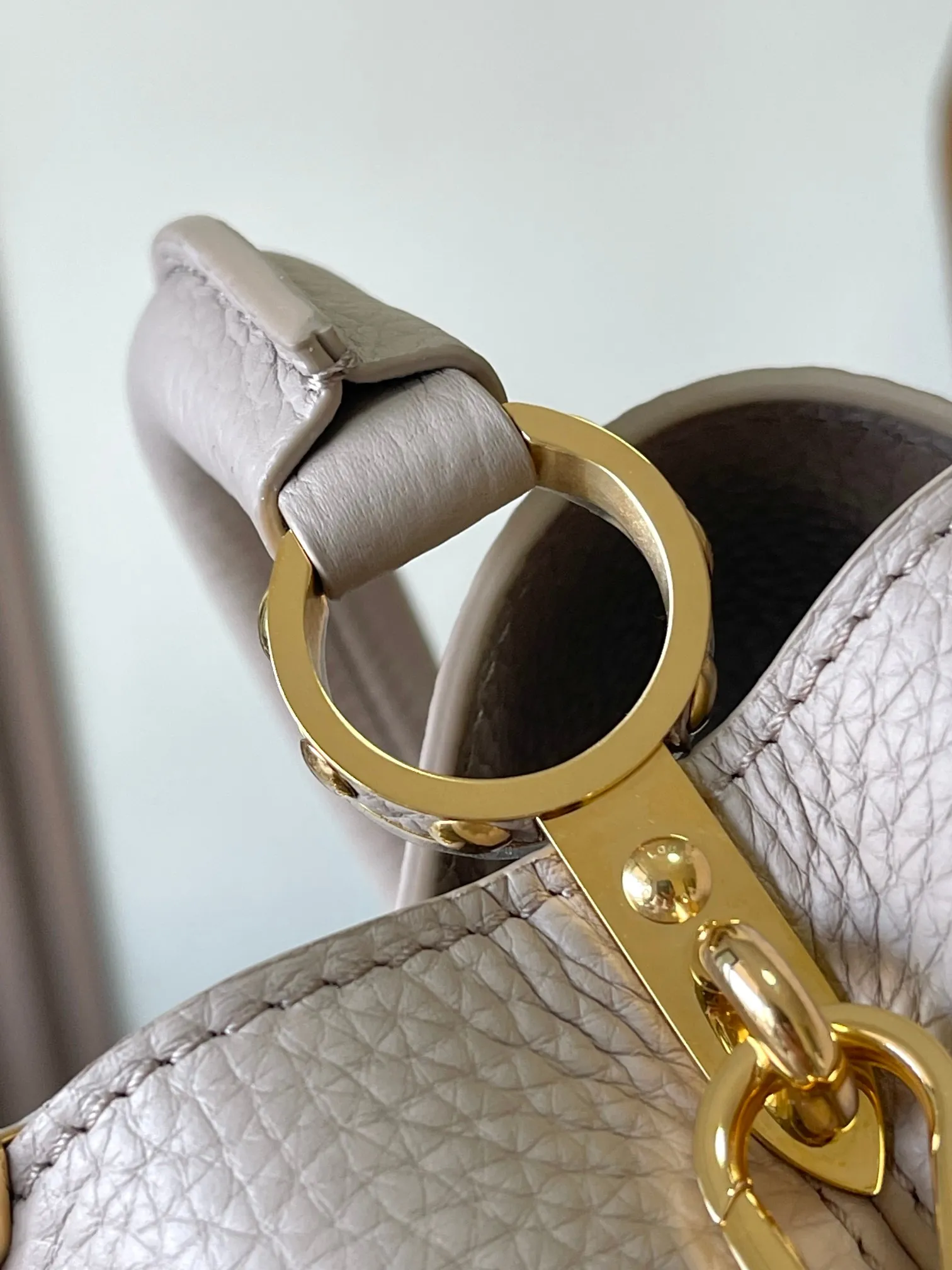 p4000 [Special grade MB chip version original leather] Capucines mini model: M11341 elephant gray shell buckle dynamic chip version Material: A-grade all-steel hardware, imported original fabric Packaging: full set of original duty-free MB packaging Size: 21*14*8CM