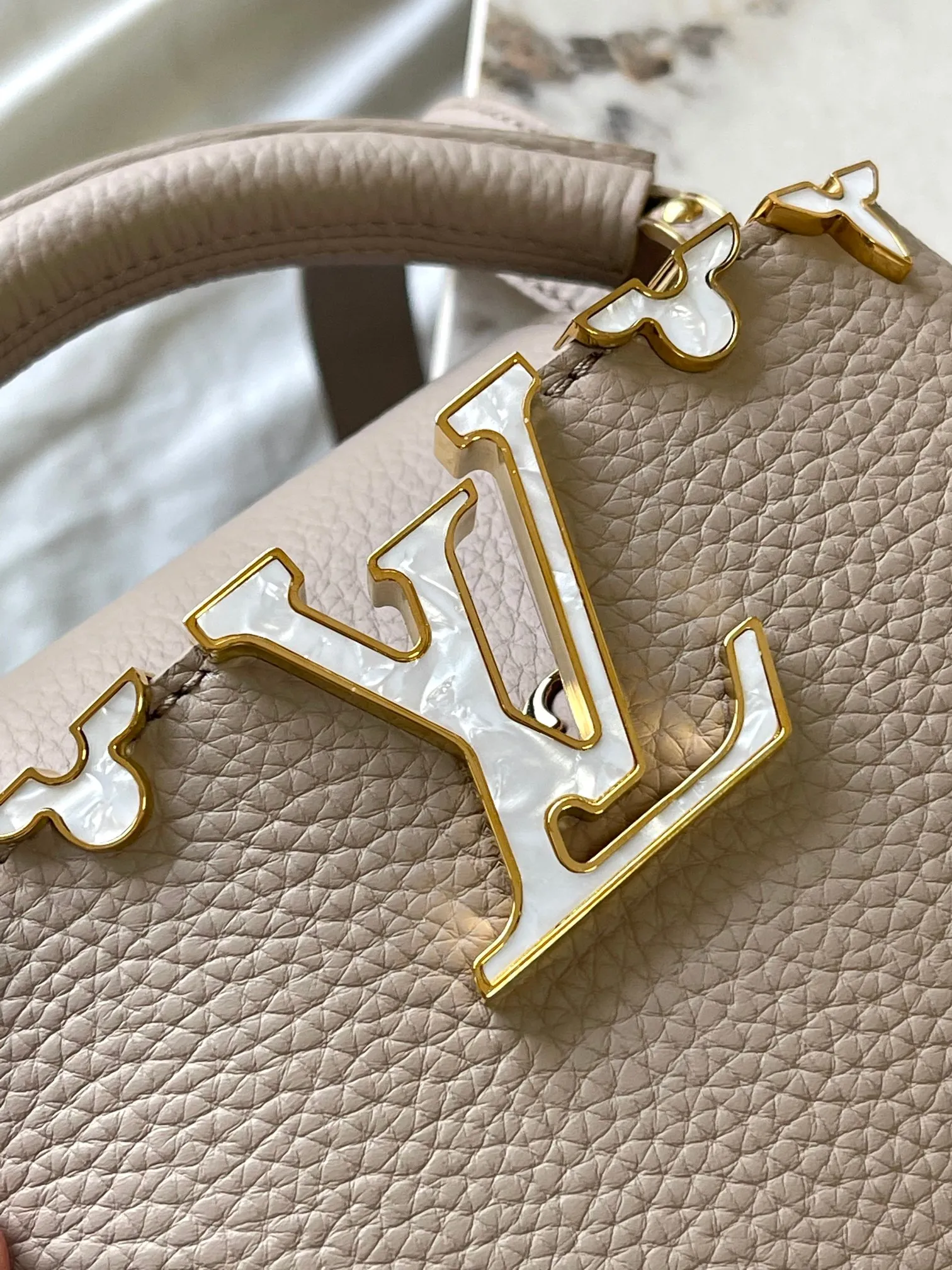 p4000 [Special grade MB chip version original leather] Capucines mini model: M11341 elephant gray shell buckle dynamic chip version Material: A-grade all-steel hardware, imported original fabric Packaging: full set of original duty-free MB packaging Size: 21*14*8CM