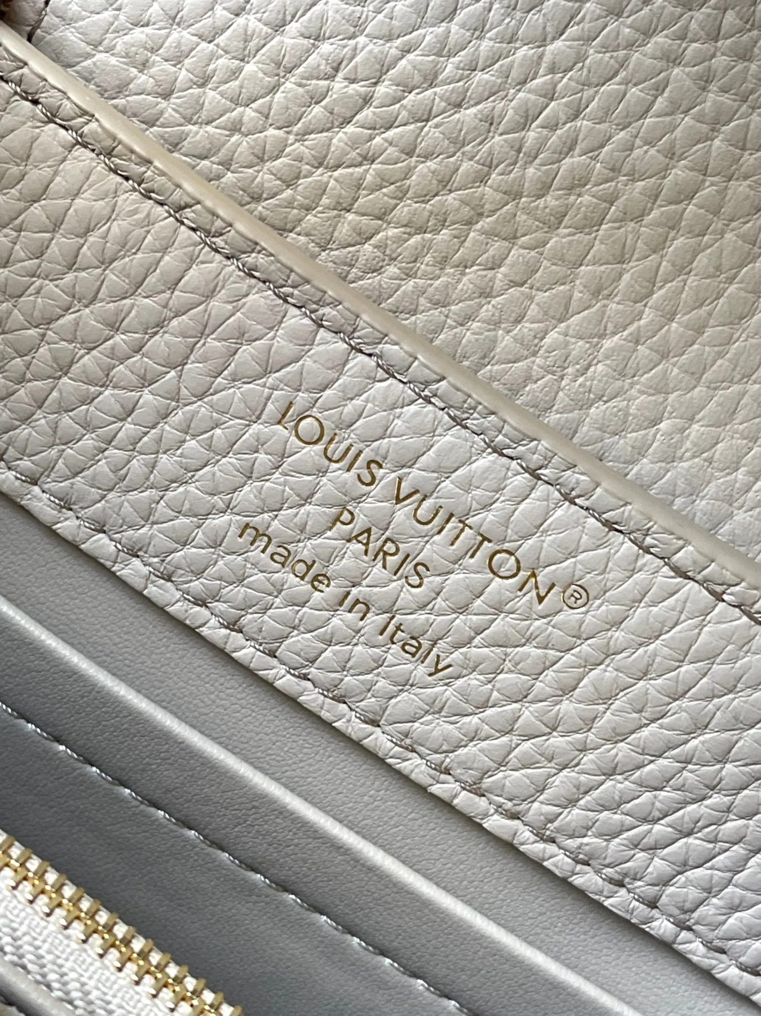 p4000 [Special grade MB chip version original leather] Capucines mini model: M11341 elephant gray shell buckle dynamic chip version Material: A-grade all-steel hardware, imported original fabric Packaging: full set of original duty-free MB packaging Size: 21*14*8CM