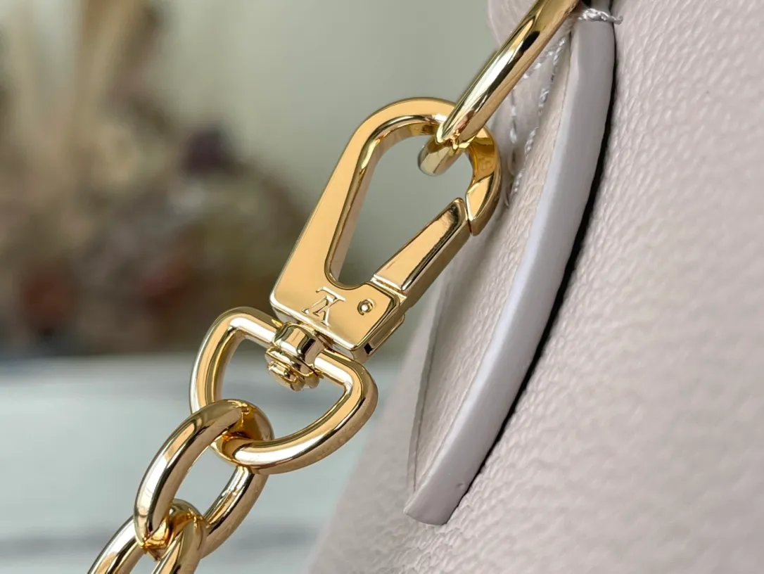 💰1060 (Top Grain Leather) Top Original M46575 Elephant Gray Made of two-tone Monogram Empreinte leather, decorated with logo and Monogram floral pattern, this Speedy Bandoulière 20 handbag is a modern classic. The design is inspired by the Speedy suitcase series from the 1930s, restoring the original shape and articulated handles. Comes with a leather metal chain strap for easy shoulder and cross-body carry. Dimensions: 20.5 x 13.5 x 12 cm