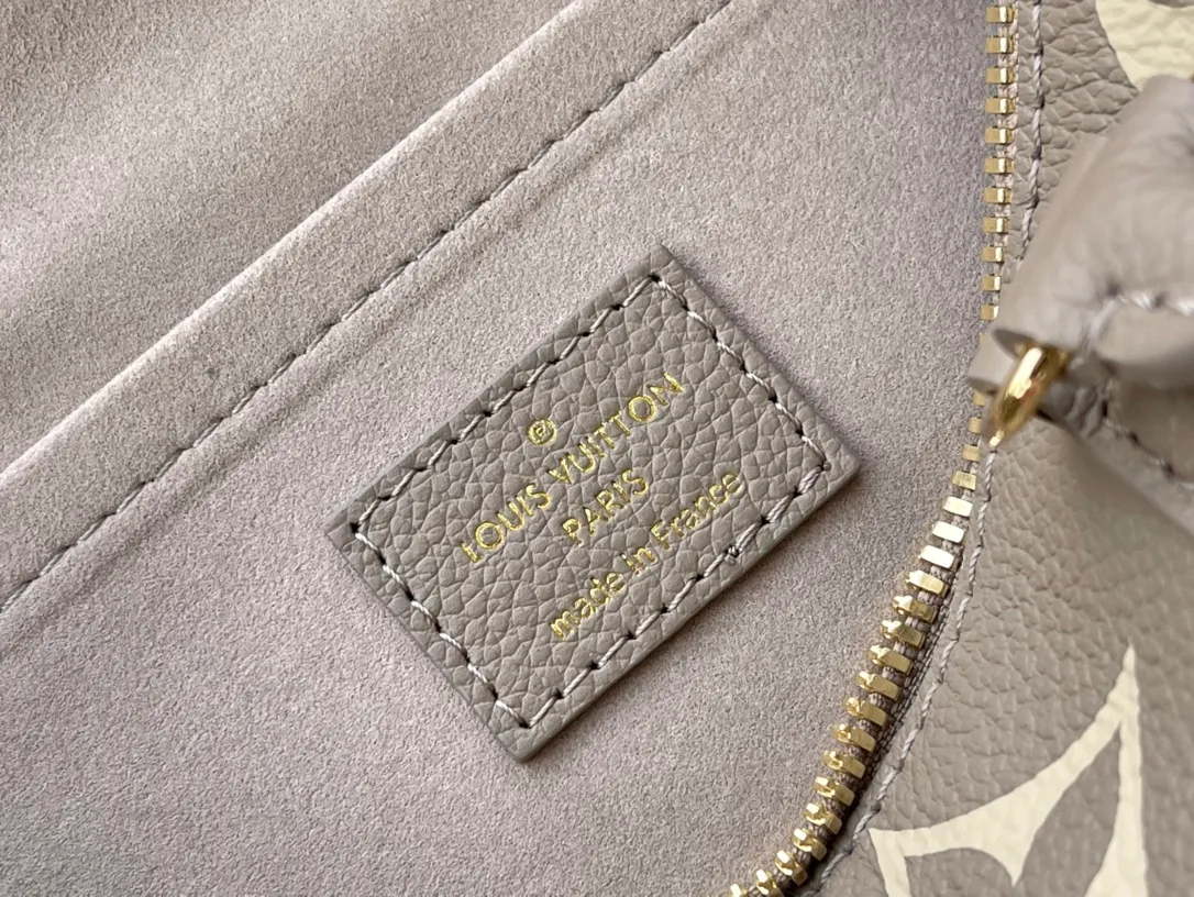 💰1060 (Top Grain Leather) Top Original M46575 Elephant Gray Made of two-tone Monogram Empreinte leather, decorated with logo and Monogram floral pattern, this Speedy Bandoulière 20 handbag is a modern classic. The design is inspired by the Speedy suitcase series from the 1930s, restoring the original shape and articulated handles. Comes with a leather metal chain strap for easy shoulder and cross-body carry. Dimensions: 20.5 x 13.5 x 12 cm