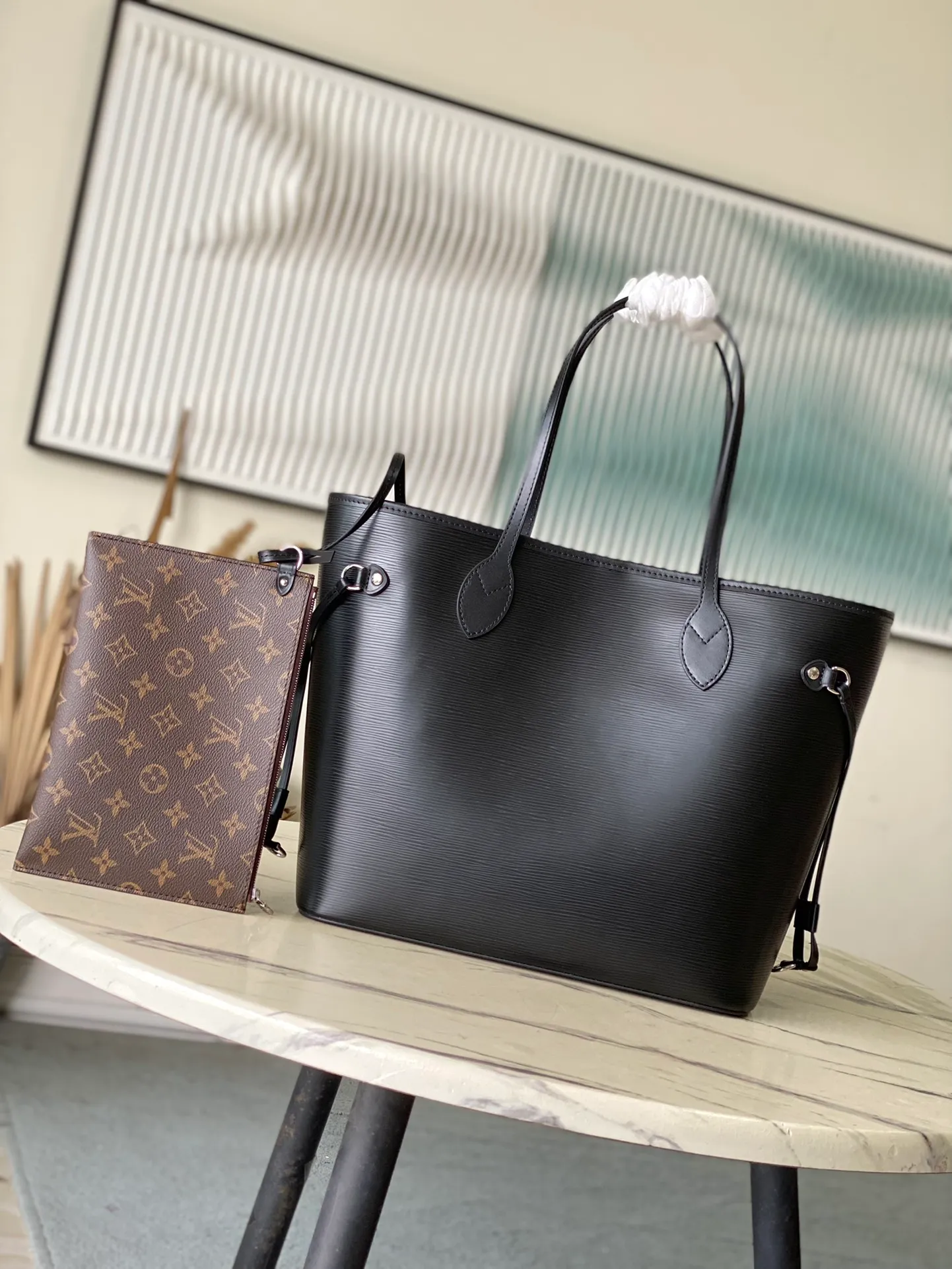 💰1320 (First-Grade Leather) Top Original M11930 Black This classic Neverfull MM St handbag combines timeless design and traditional details, making it ideal for carrying to work and other occasions. The new version is made from signature Epi leather and has adjustable elastic straps on both sides to create a tight silhouette. The interior of the bag is spacious enough to store a 13-inch laptop, and the detachable zippered storage bag can be used as a clutch or as an extra pocket to store valuables. Dimensions: 31 x 28 x 14 cm (length x height x width)