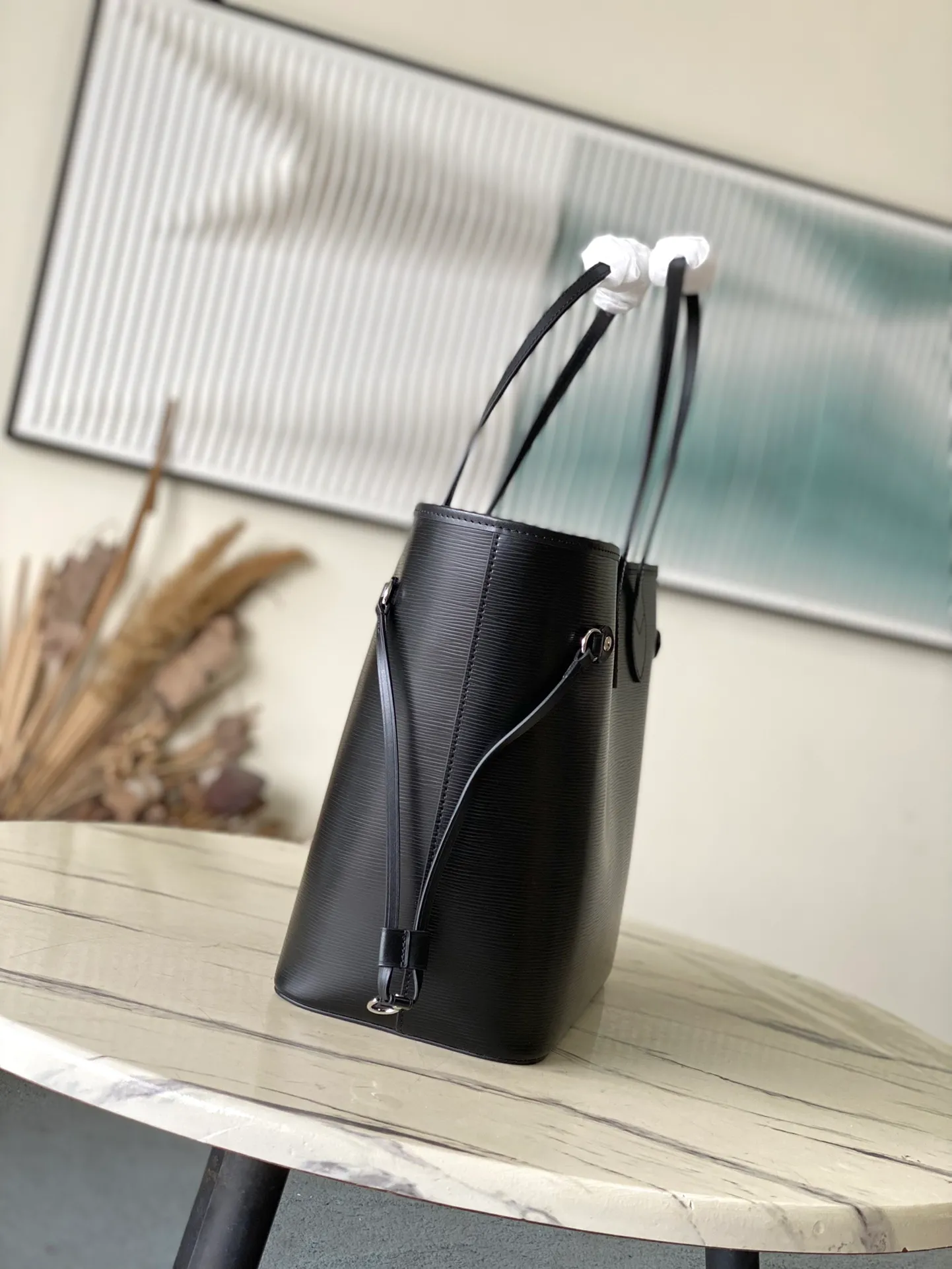 💰1320 (First-Grade Leather) Top Original M11930 Black This classic Neverfull MM St handbag combines timeless design and traditional details, making it ideal for carrying to work and other occasions. The new version is made from signature Epi leather and has adjustable elastic straps on both sides to create a tight silhouette. The interior of the bag is spacious enough to store a 13-inch laptop, and the detachable zippered storage bag can be used as a clutch or as an extra pocket to store valuables. Dimensions: 31 x 28 x 14 cm (length x height x width)