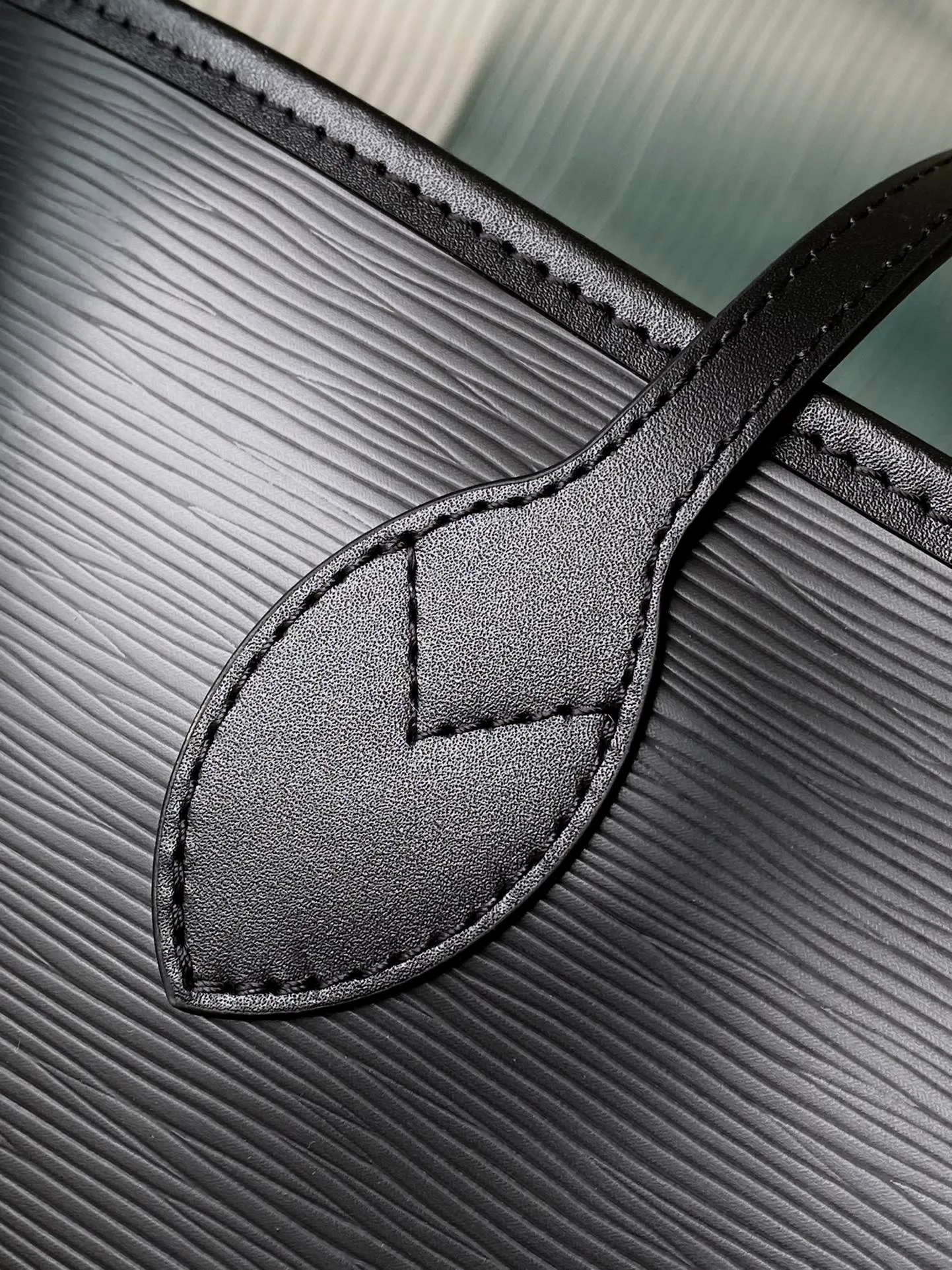 💰1320 (First-Grade Leather) Top Original M11930 Black This classic Neverfull MM St handbag combines timeless design and traditional details, making it ideal for carrying to work and other occasions. The new version is made from signature Epi leather and has adjustable elastic straps on both sides to create a tight silhouette. The interior of the bag is spacious enough to store a 13-inch laptop, and the detachable zippered storage bag can be used as a clutch or as an extra pocket to store valuables. Dimensions: 31 x 28 x 14 cm (length x height x width)
