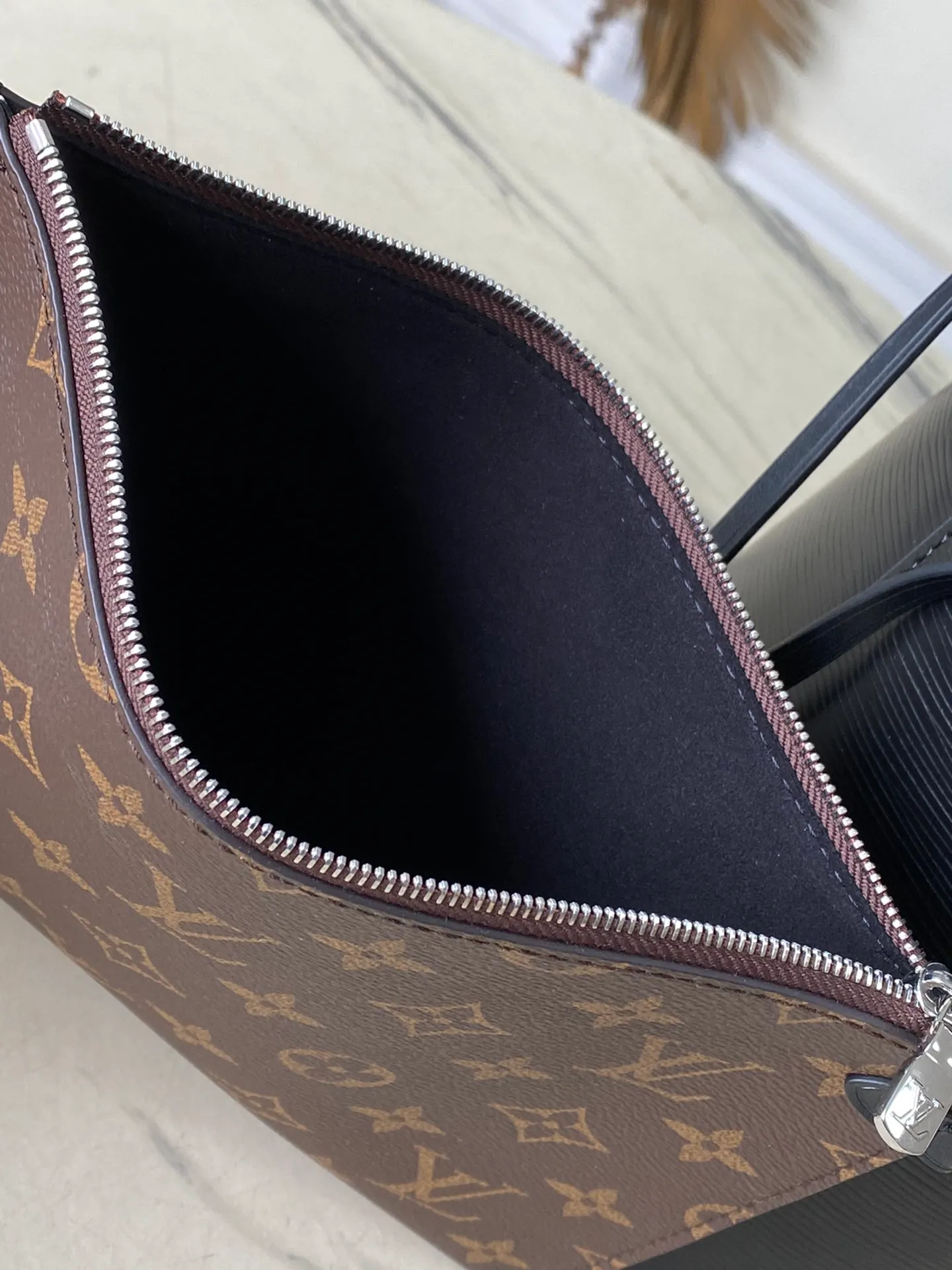 💰1320 (First-Grade Leather) Top Original M11930 Black This classic Neverfull MM St handbag combines timeless design and traditional details, making it ideal for carrying to work and other occasions. The new version is made from signature Epi leather and has adjustable elastic straps on both sides to create a tight silhouette. The interior of the bag is spacious enough to store a 13-inch laptop, and the detachable zippered storage bag can be used as a clutch or as an extra pocket to store valuables. Dimensions: 31 x 28 x 14 cm (length x height x width)