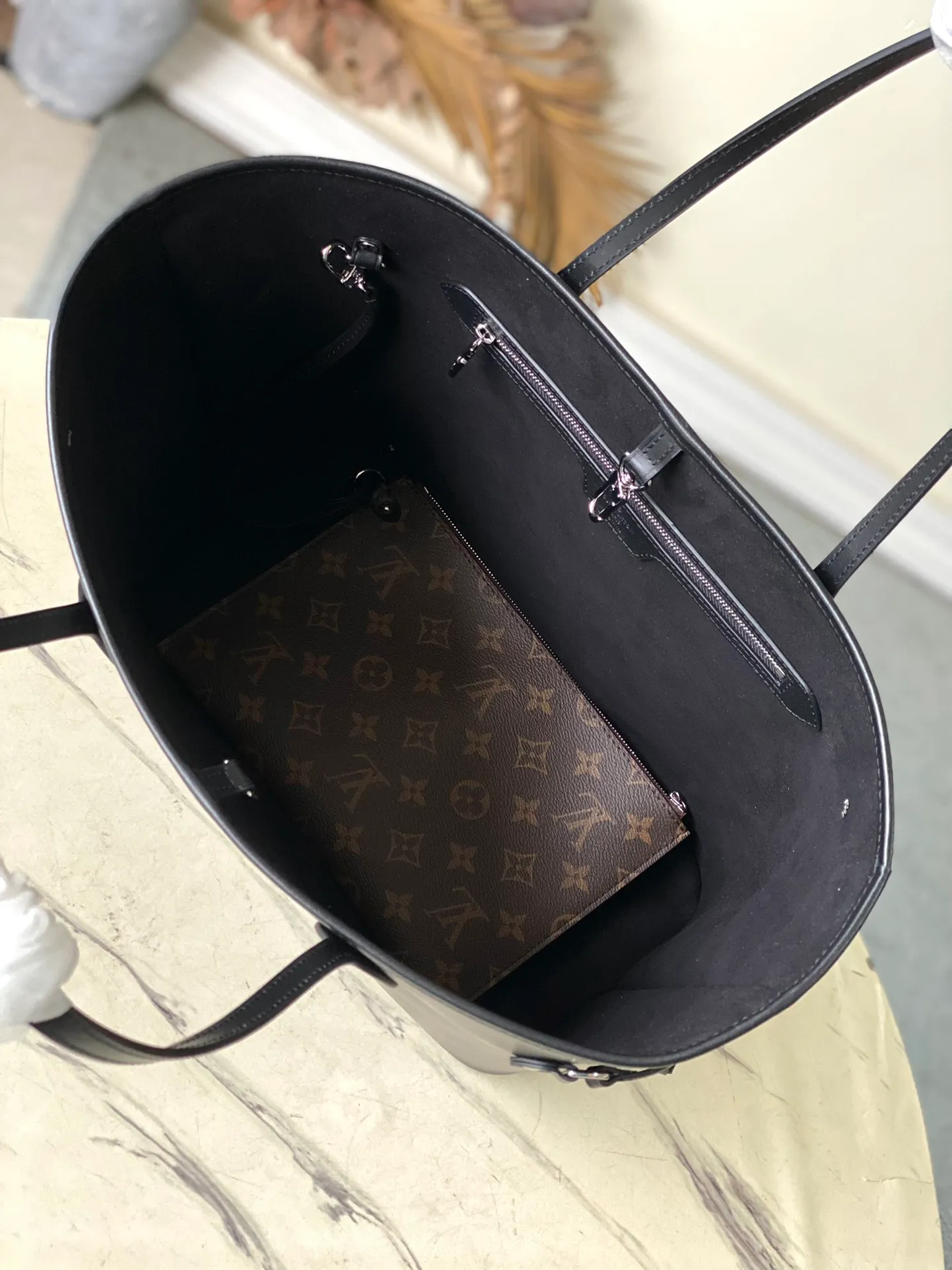 💰1320 (First-Grade Leather) Top Original M11930 Black This classic Neverfull MM St handbag combines timeless design and traditional details, making it ideal for carrying to work and other occasions. The new version is made from signature Epi leather and has adjustable elastic straps on both sides to create a tight silhouette. The interior of the bag is spacious enough to store a 13-inch laptop, and the detachable zippered storage bag can be used as a clutch or as an extra pocket to store valuables. Dimensions: 31 x 28 x 14 cm (length x height x width)