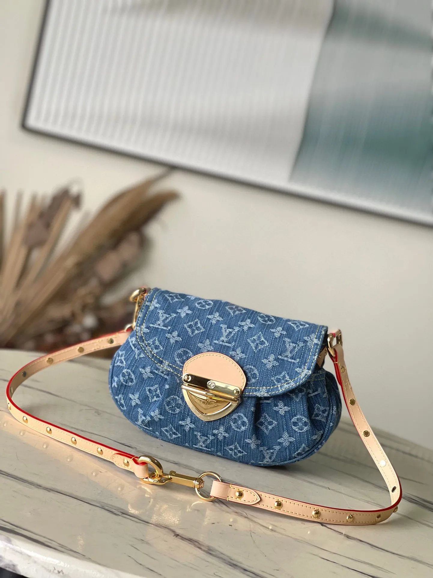 💰1000 top original order M46829 denim Sunset handbag focusing on Monogram Denim canvas. This material is made through multiple processes. The Monogram pattern is woven with cotton yarn certified by the Global Organic Textile Standard and then bleached. The finished product is sand-washed to create a unique look, and branded buckles add an eye-catching touch. Dimensions: 27 x 18 x 3 cm (length x height x width)