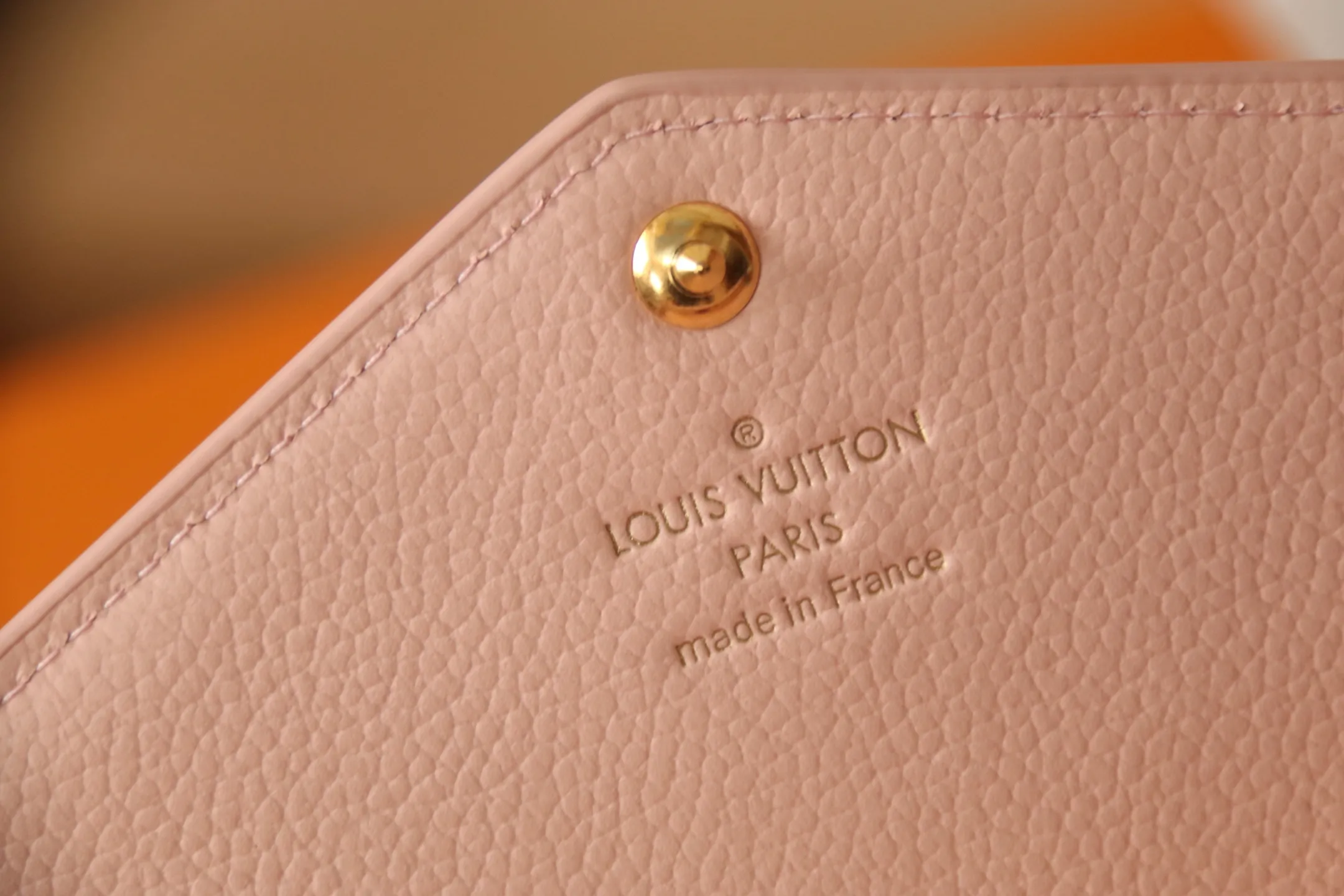 M14000 Pink 🌟P580 The embossing of Louis Vuitton’s iconic Monogram pattern is very beautiful, and the “Portefeuille Sara” of Monogram Unplant leather is used. Opening the envelope-shaped flip cover reveals functional interior features such as multiple card slots and a zippered coin pocket. Size: 19 10.5 2