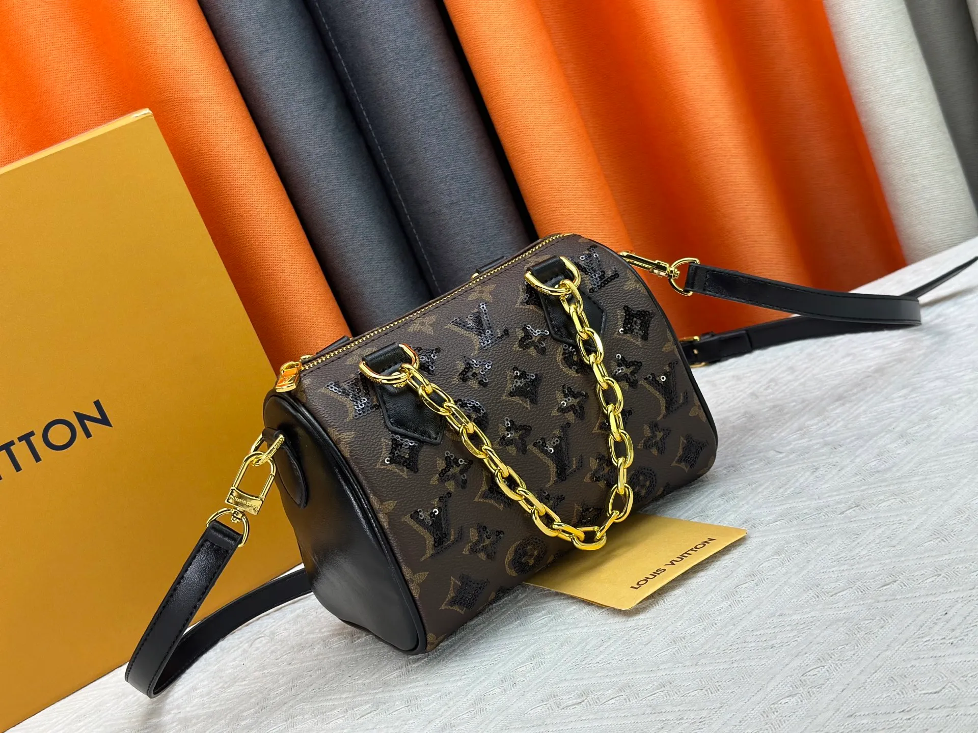 P360 upgraded original M58953 M46234 M14291 Speedy Bandoulière 20 handbag is made of soft coated canvas, and the full-length Monogram pattern is traced in colorful rainbow tones, highlighting the smart style of the Louis Vuitton x Murakami reissue series. The Toron handle and detachable shoulder strap are constructed of cow leather, the metal corners recall classic luggage elements, and the bow-shaped key bag and padlock add brand touches. Dimensions: 20.5 x 13.5 x 12.0 cm (length x height x width)