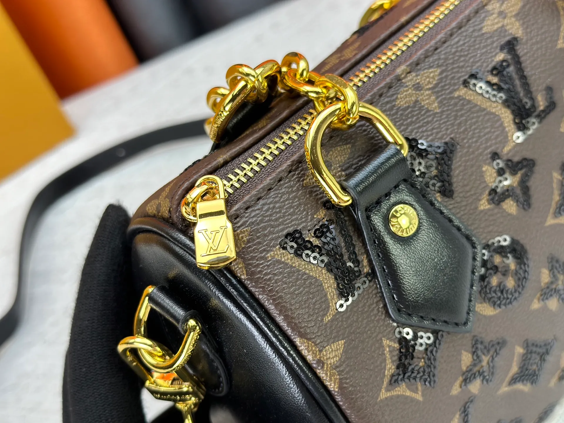 P360 upgraded original M58953 M46234 M14291 Speedy Bandoulière 20 handbag is made of soft coated canvas, and the full-length Monogram pattern is traced in colorful rainbow tones, highlighting the smart style of the Louis Vuitton x Murakami reissue series. The Toron handle and detachable shoulder strap are constructed of cow leather, the metal corners recall classic luggage elements, and the bow-shaped key bag and padlock add brand touches. Dimensions: 20.5 x 13.5 x 12.0 cm (length x height x width)