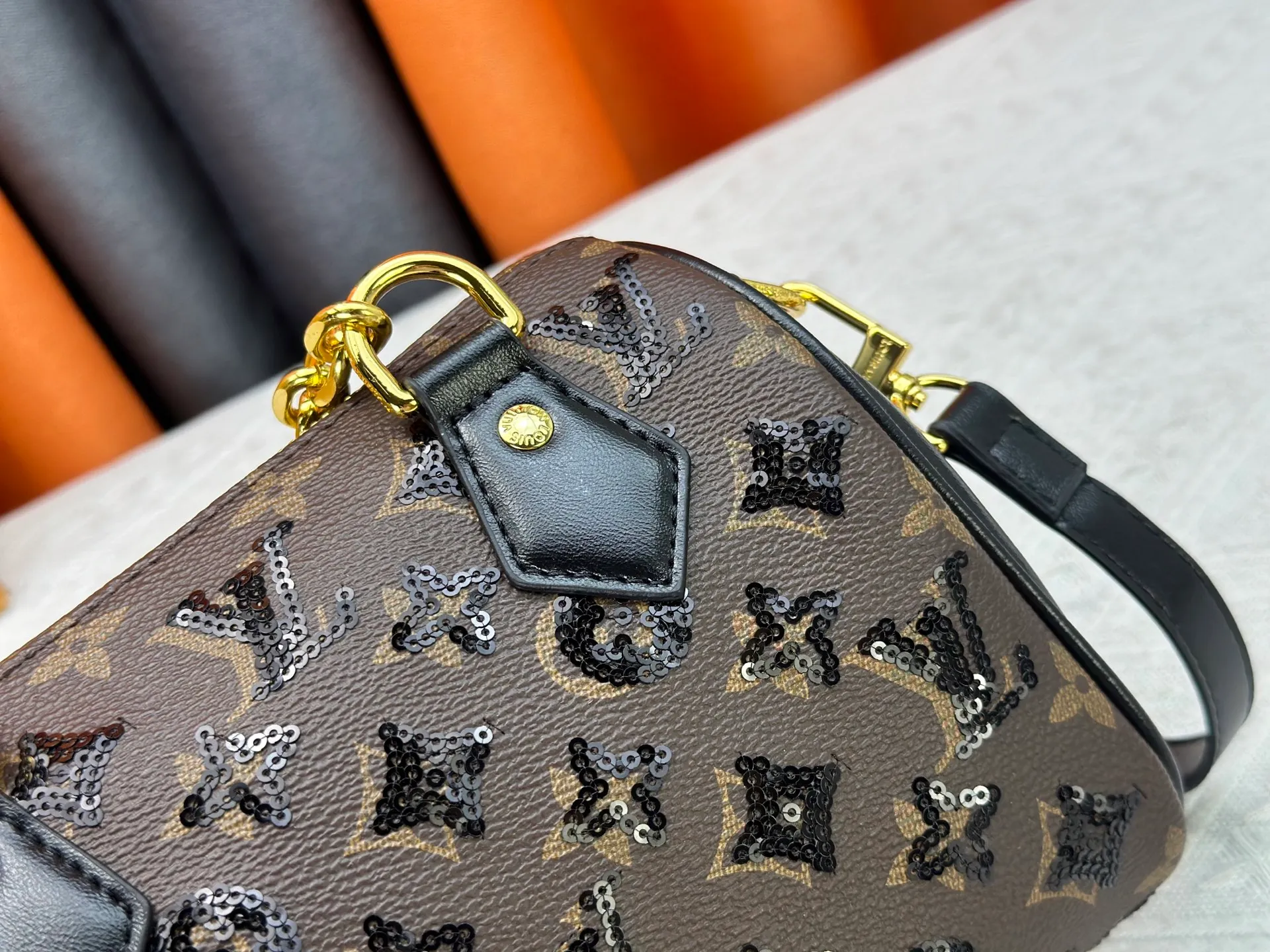 P360 upgraded original M58953 M46234 M14291 Speedy Bandoulière 20 handbag is made of soft coated canvas, and the full-length Monogram pattern is traced in colorful rainbow tones, highlighting the smart style of the Louis Vuitton x Murakami reissue series. The Toron handle and detachable shoulder strap are constructed of cow leather, the metal corners recall classic luggage elements, and the bow-shaped key bag and padlock add brand touches. Dimensions: 20.5 x 13.5 x 12.0 cm (length x height x width)