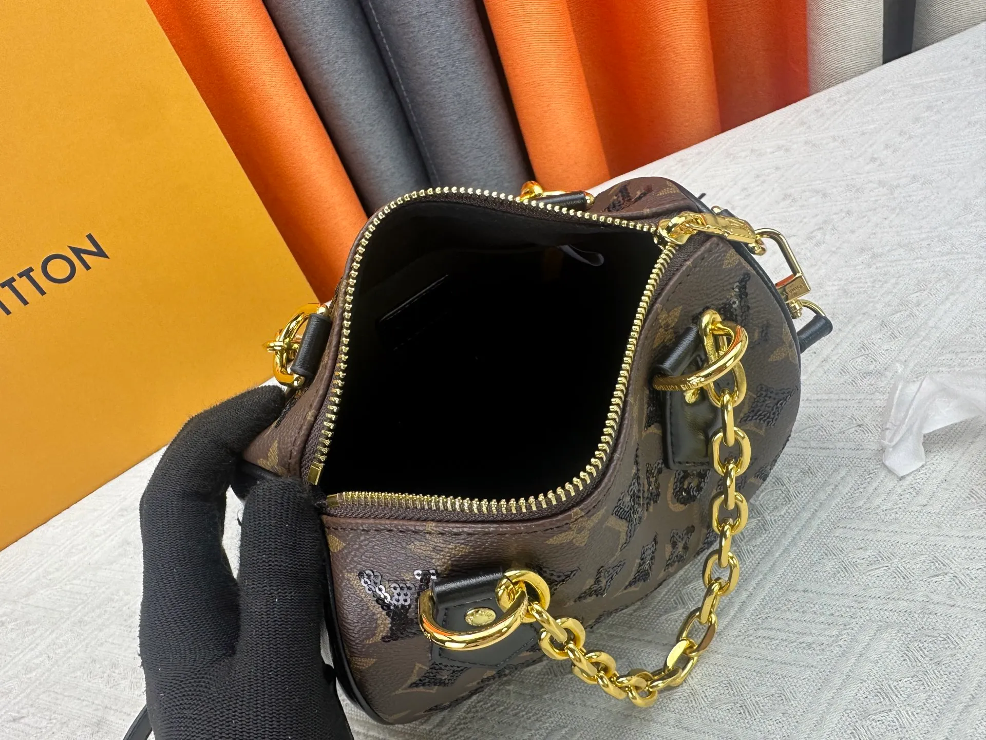 P360 upgraded original M58953 M46234 M14291 Speedy Bandoulière 20 handbag is made of soft coated canvas, and the full-length Monogram pattern is traced in colorful rainbow tones, highlighting the smart style of the Louis Vuitton x Murakami reissue series. The Toron handle and detachable shoulder strap are constructed of cow leather, the metal corners recall classic luggage elements, and the bow-shaped key bag and padlock add brand touches. Dimensions: 20.5 x 13.5 x 12.0 cm (length x height x width)