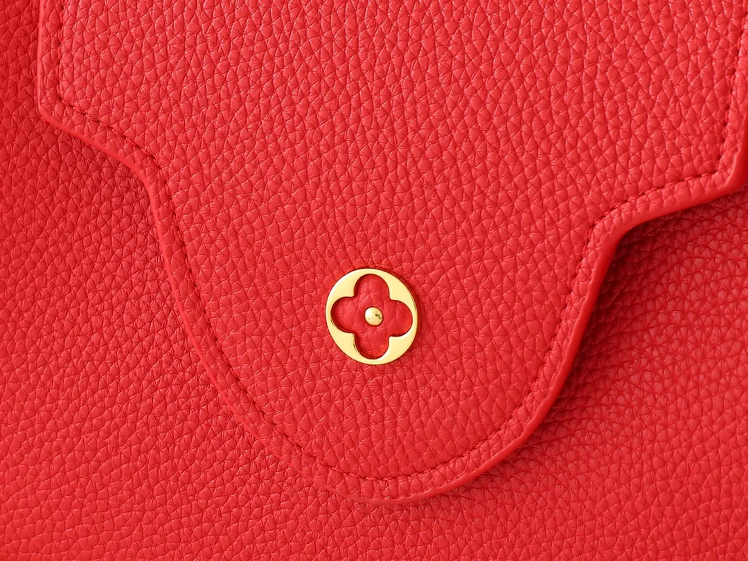 💰420💰Guangzhou goods Upgraded original M00014 M00013 M00015 [New size] This Capucines new size handbag shows soft beauty: Taurillon leather body with light-colored flap and top handle, enamel Monogram flower chain can also achieve a shoulder-carrying experience. Wear the slim leather strap to explore more styling possibilities. Dimensions 31.5 x 20 x 11 cm (length x height x width)