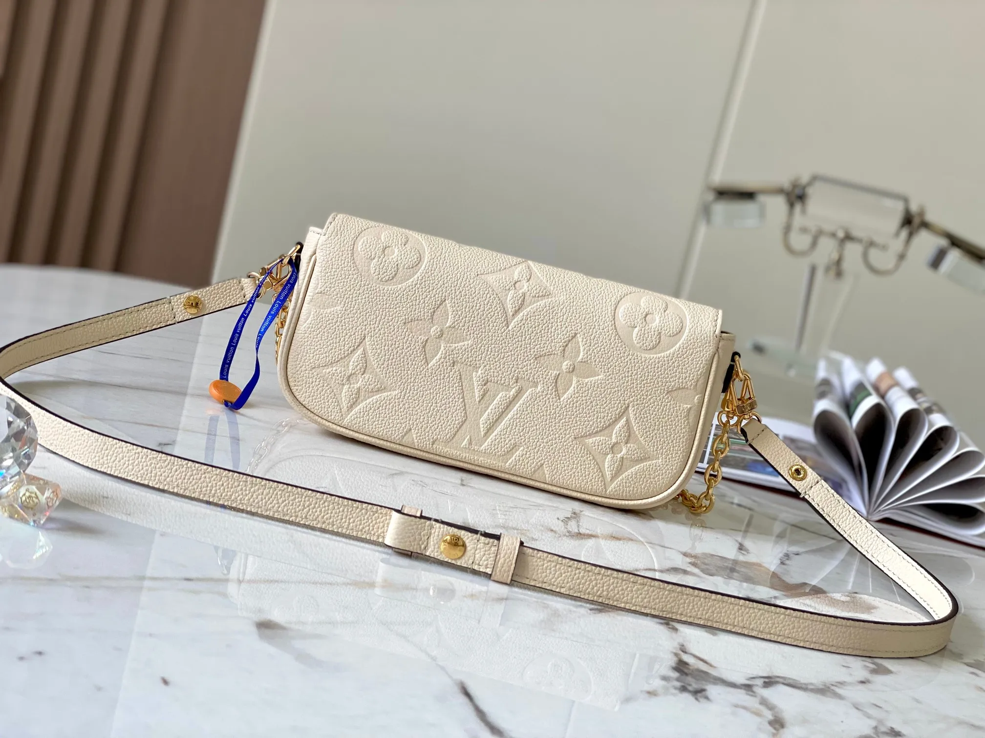 P1360 [Original leather 💋M82210 milky white embossed] Wallet On Chain handbag is made of Monogram canvas, inspired by the Sac Recoleta handbag of the 2000s. Full leather embossed chain horizontal woc small shoulder bag oo[handshake][handshake] card compartment and zipper inner pocket can accommodate daily needs, the chain and adjustable leather shoulder strap are detachable, allowing long and short shoulder and cross-body options. Detailed features: 23.5 x 12 x 4.3 cm (length x height x width)