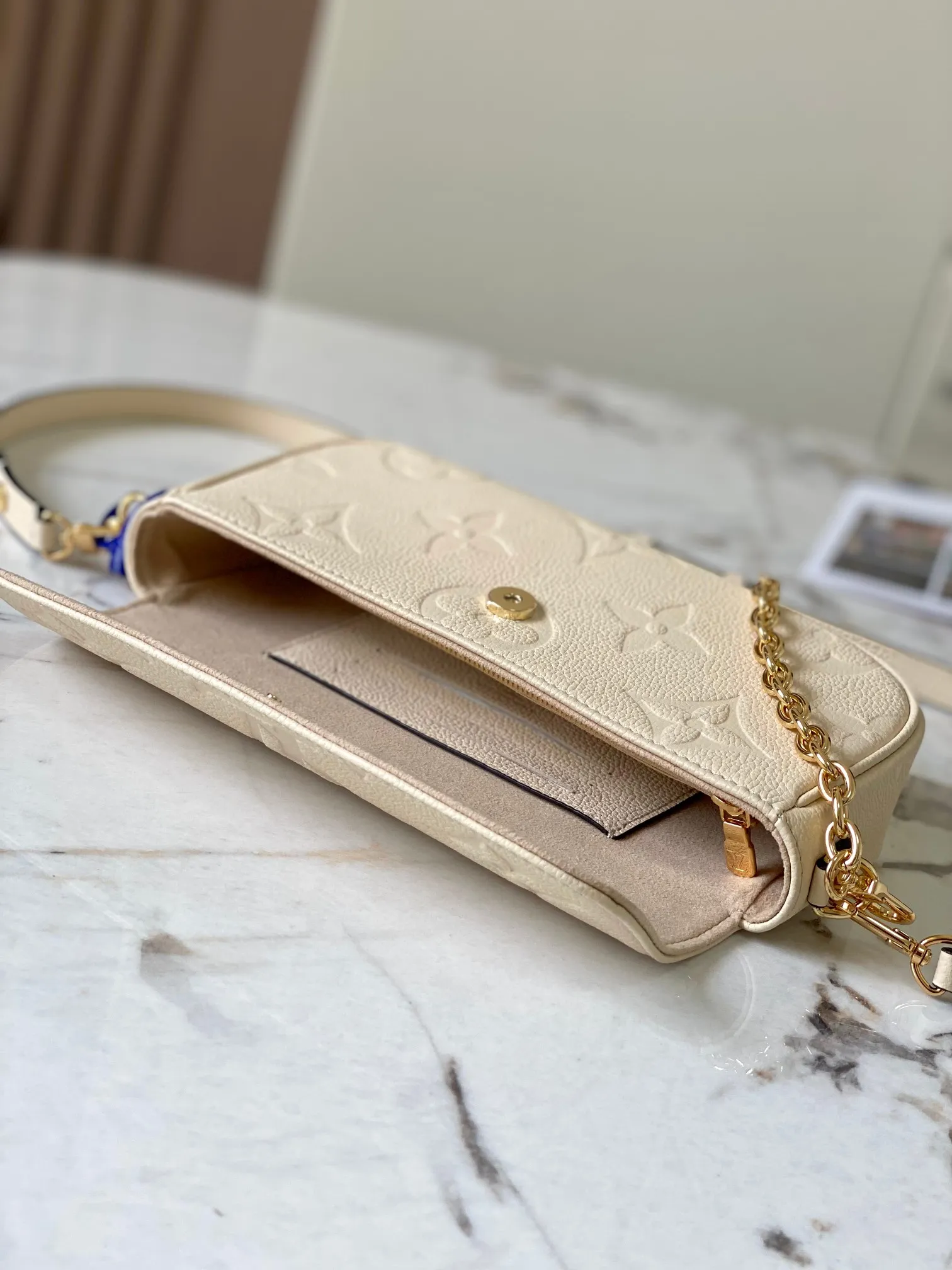 P1360 [Original leather 💋M82210 milky white embossed] Wallet On Chain handbag is made of Monogram canvas, inspired by the Sac Recoleta handbag of the 2000s. Full leather embossed chain horizontal woc small shoulder bag oo[handshake][handshake] card compartment and zipper inner pocket can accommodate daily needs, the chain and adjustable leather shoulder strap are detachable, allowing long and short shoulder and cross-body options. Detailed features: 23.5 x 12 x 4.3 cm (length x height x width)