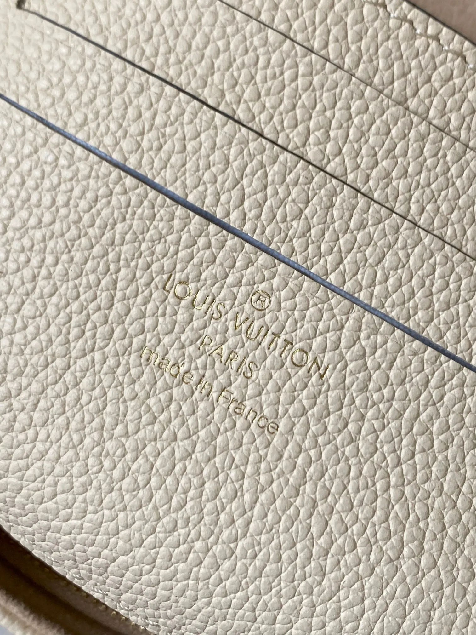 P1360 [Original leather 💋M82210 milky white embossed] Wallet On Chain handbag is made of Monogram canvas, inspired by the Sac Recoleta handbag of the 2000s. Full leather embossed chain horizontal woc small shoulder bag oo[handshake][handshake] card compartment and zipper inner pocket can accommodate daily needs, the chain and adjustable leather shoulder strap are detachable, allowing long and short shoulder and cross-body options. Detailed features: 23.5 x 12 x 4.3 cm (length x height x width)