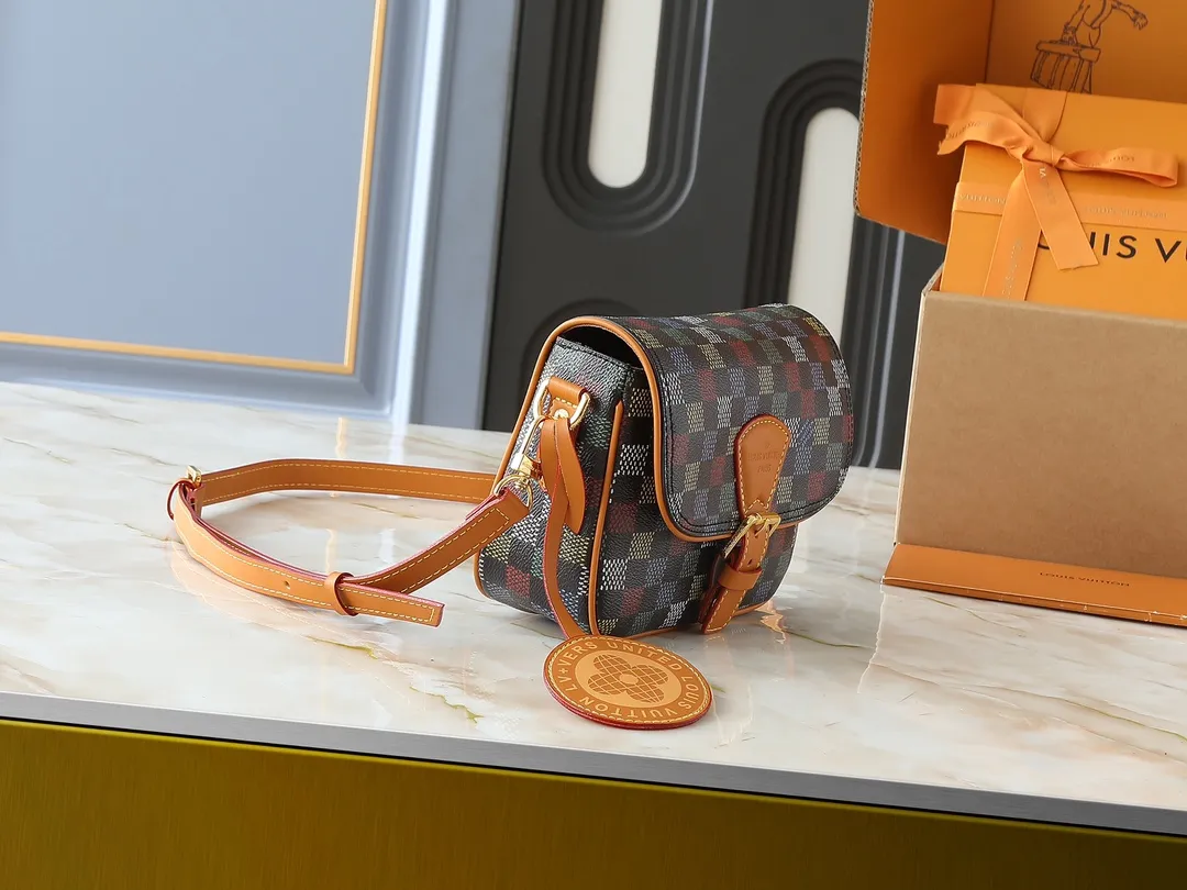 💰260💰Upgraded from the original M12694 yellow N00147 checkerboard Montsouris small messenger bag with Monogram Macassar to create ample space, making it a perfect choice for daily travel. The retro structure and leather shoulder strap can also be easily worn in formal occasions. Dimensions: 20 x 17 x 7 cm (length x height x width)