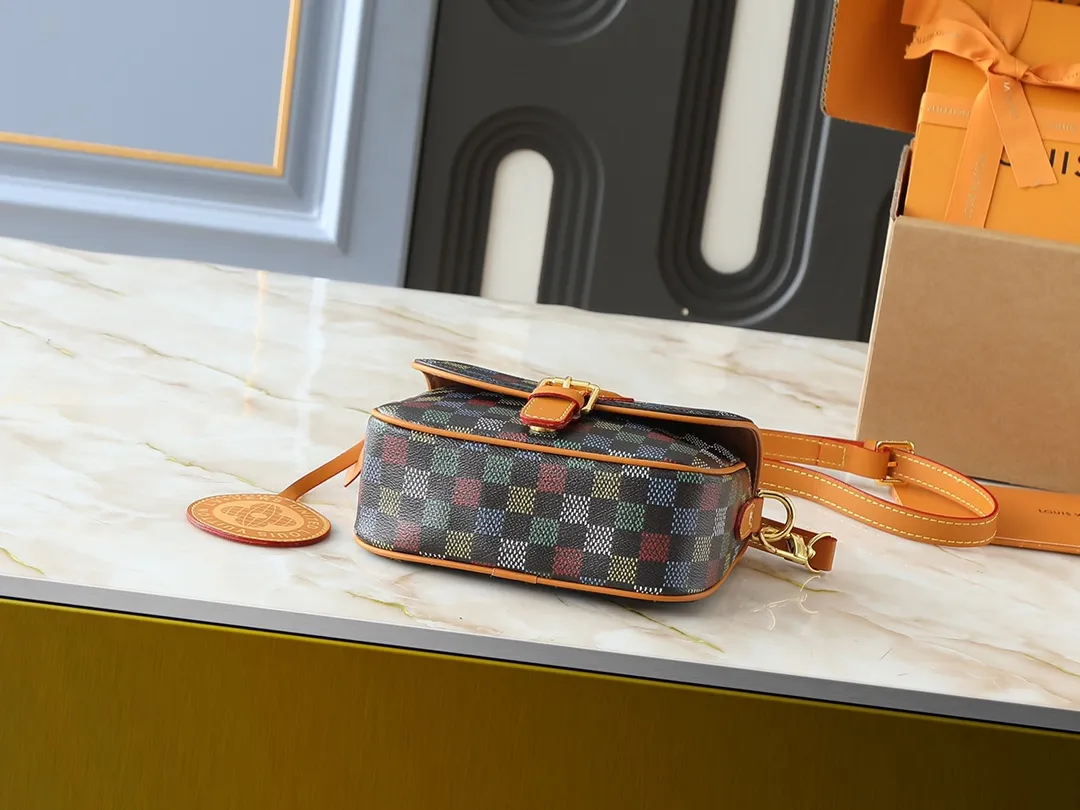 💰260💰Upgraded from the original M12694 yellow N00147 checkerboard Montsouris small messenger bag with Monogram Macassar to create ample space, making it a perfect choice for daily travel. The retro structure and leather shoulder strap can also be easily worn in formal occasions. Dimensions: 20 x 17 x 7 cm (length x height x width)