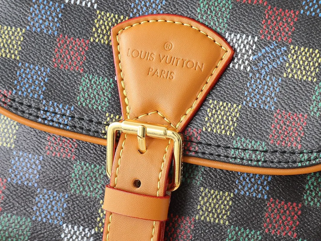💰260💰Upgraded from the original M12694 yellow N00147 checkerboard Montsouris small messenger bag with Monogram Macassar to create ample space, making it a perfect choice for daily travel. The retro structure and leather shoulder strap can also be easily worn in formal occasions. Dimensions: 20 x 17 x 7 cm (length x height x width)