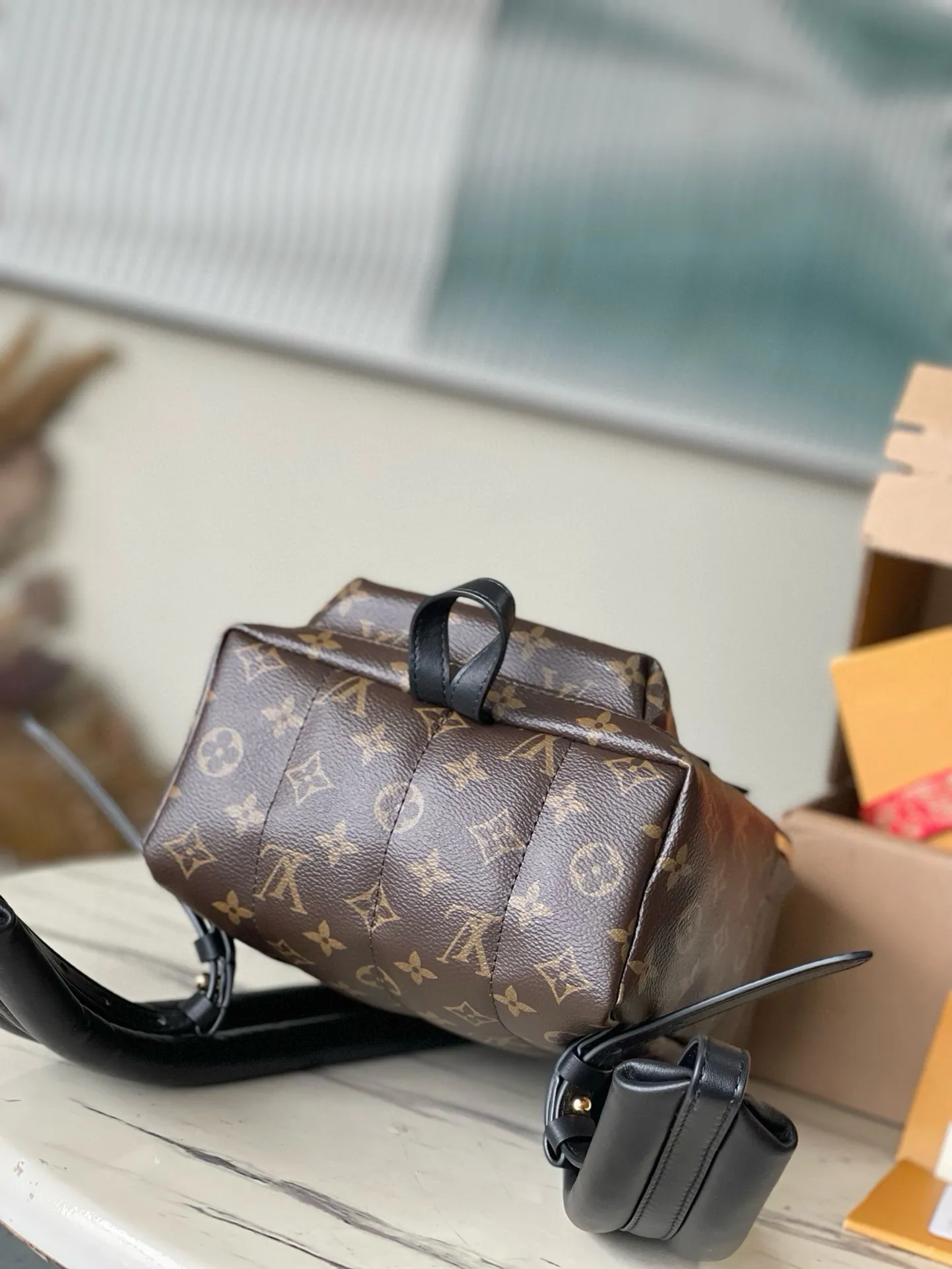 💰760 Top Original M44871 Presbyopia ✨✨MONOGRAM BACKPACK Medium double backpack, which shined in the 2017 early spring series fashion show. This backpack has a fashionable style and strong functionality. It is the perfect choice for urban wanderers. It continues the extremely gorgeous appearance and reflects the unique LV characteristics in countless details. Fine decorations such as calfskin trim and engraved zipper pulls complement the loose and soft Monogram canvas. Size 28*33*16cm