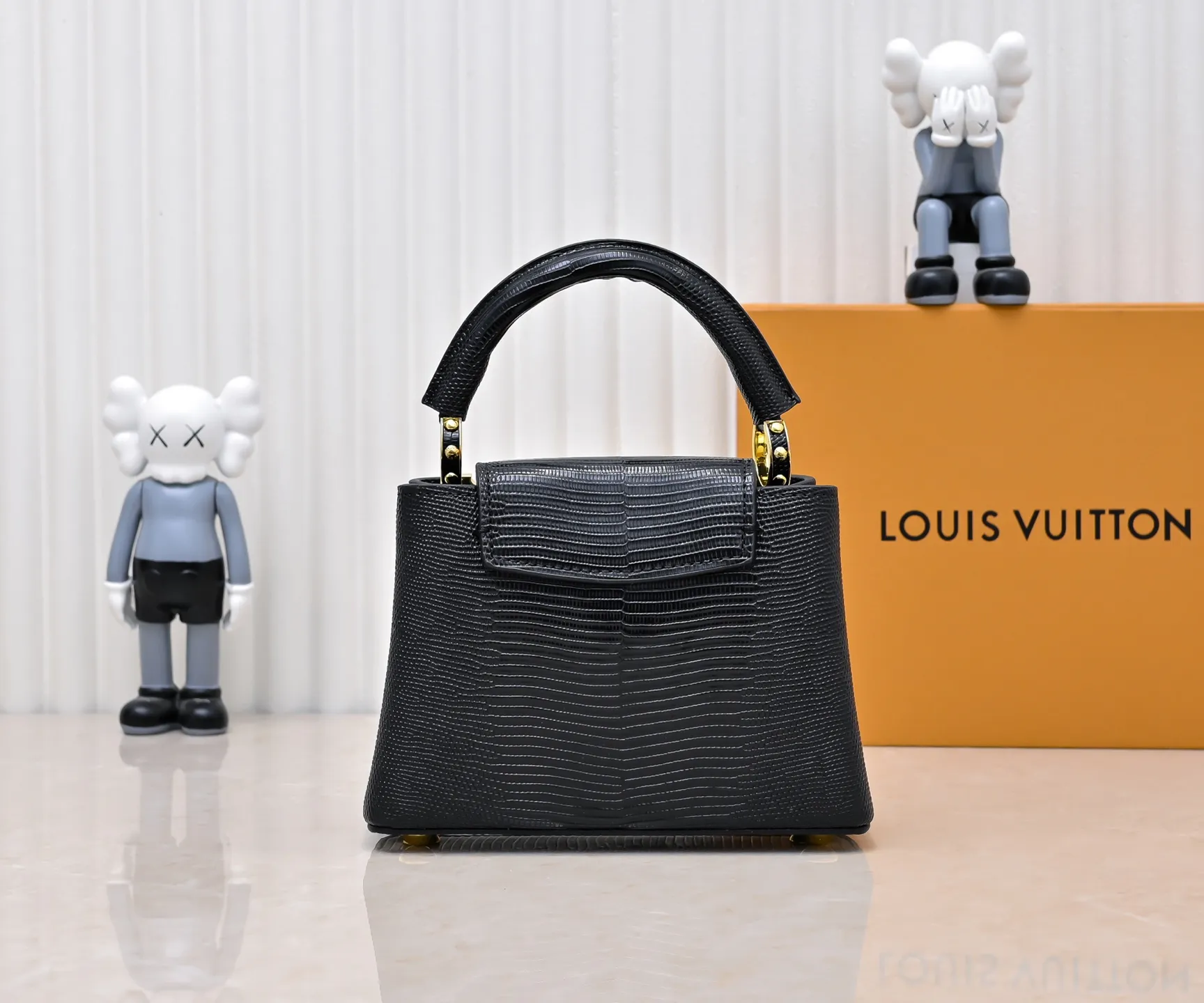 Top original P420 Guangzhou goods M12296 black lizard leather with gold diamond corolla🔺This Capucines mini handbag is wrapped in gorgeous lizard leather and lined with delicate sheepskin, embellished with dazzling metal parts. The flip cover reads LV letters inside, and a Monogram flower blooms when turned out. Its compact size makes it a dazzling choice for evening occasions. Detailed features 21 x 14 x 8 cm (length x height x width